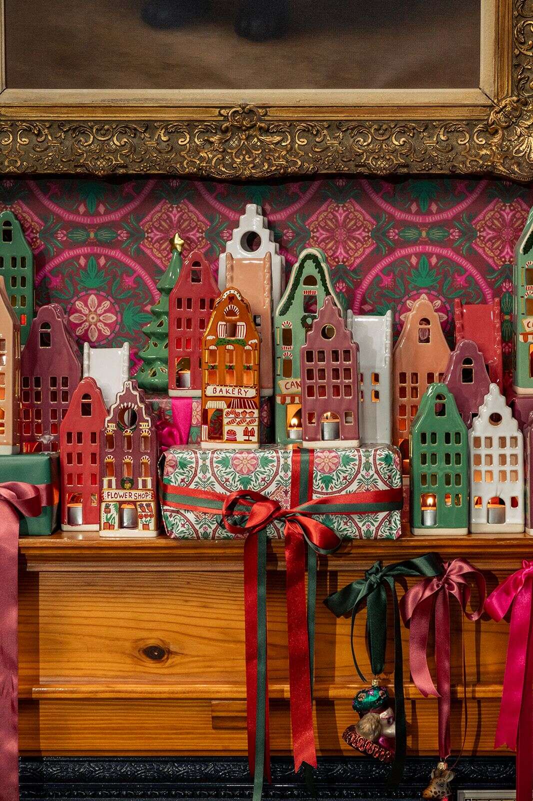 Rood waxinelichthouder huisje met klokgevel