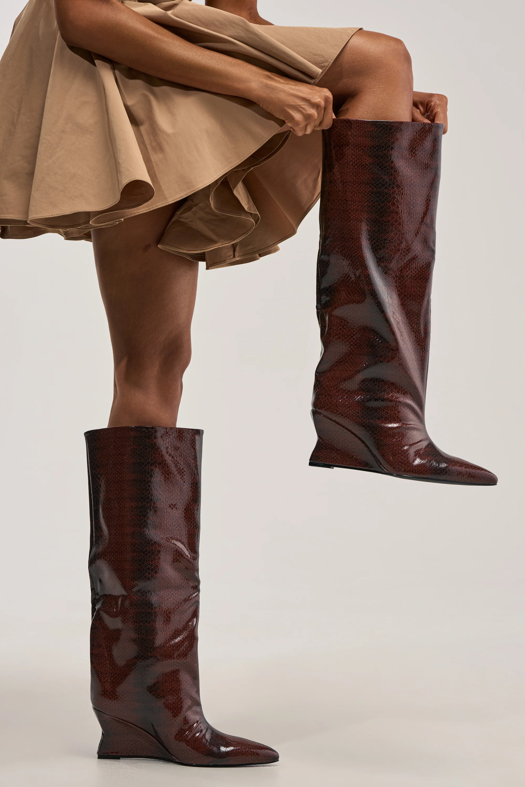 AZALEA WANG BRUN BROWN SNAKE WEDGE BOOT - Akira Store