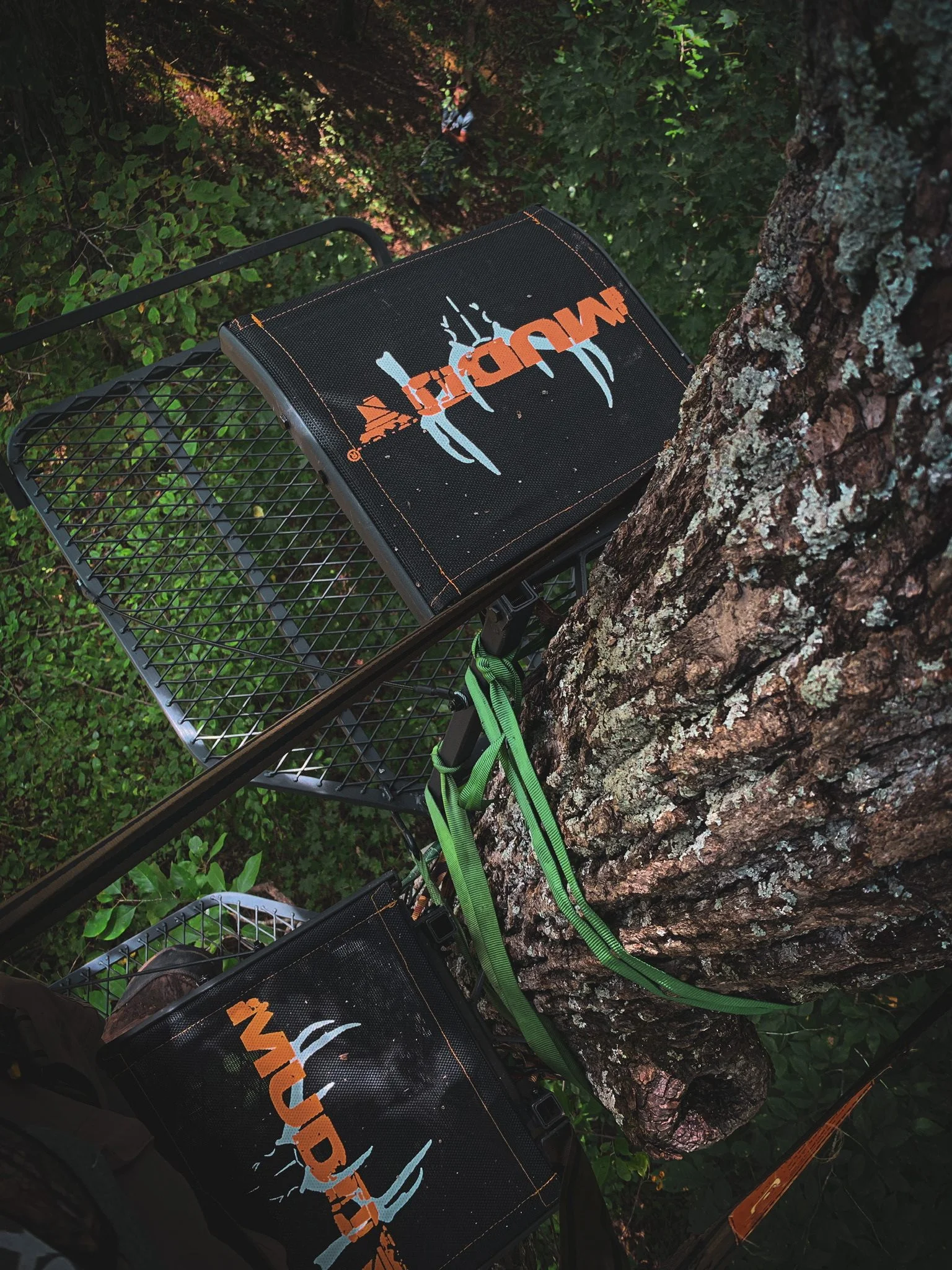 MUDDY Boss XL Hang - on, Durable Weather - Resistant Outdoor Hunting Tree Stand, Wide Stance Platform with Fixed Footrest & Flip - Back Flex - Tek Seat, 300 Pound Maximum Capacity