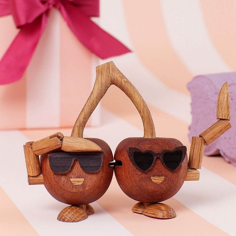 Woodies Cha-Cha Cherries trefigur 9 cm mahogni