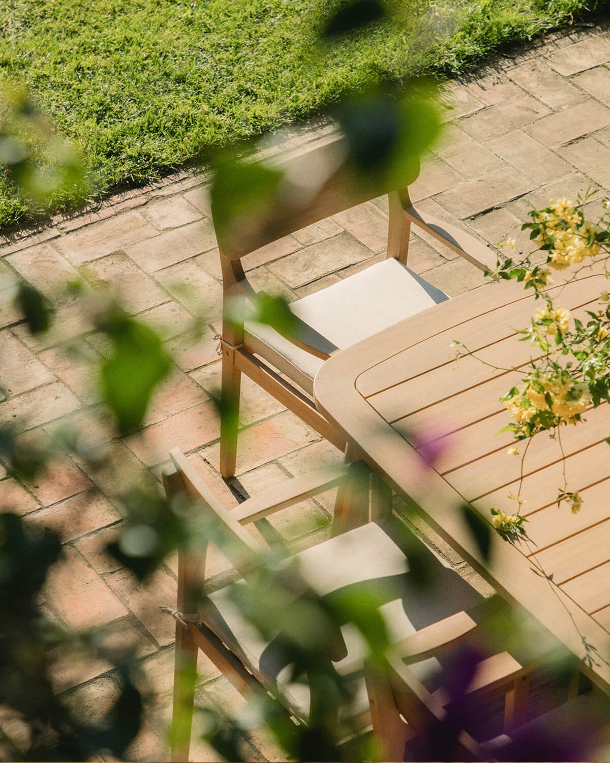 Marla - Silla de Exterior con Reposabrazos de Madera de Acacia Marla