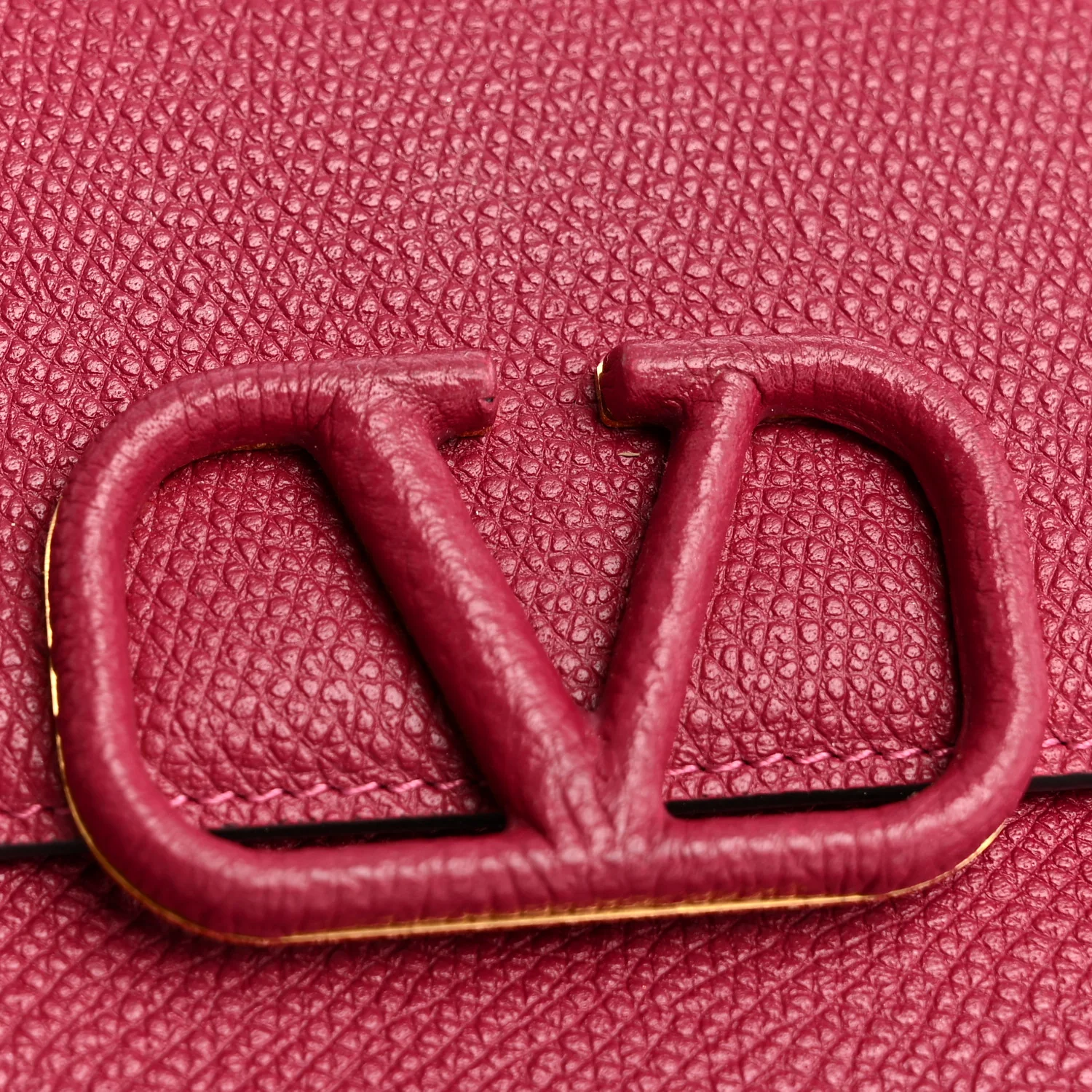 Grainy Calfskin Large Vlogo Clutch Raspberry