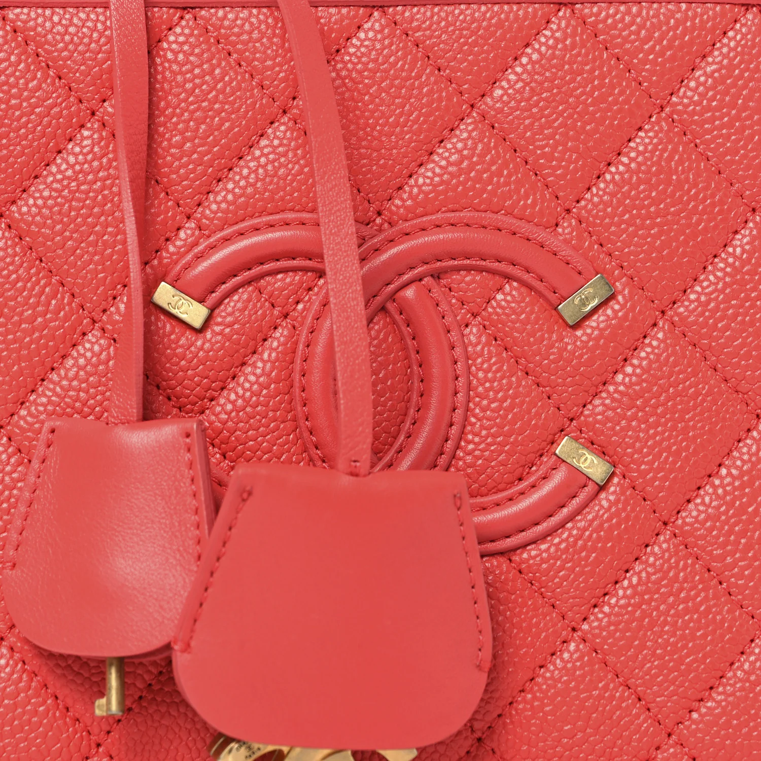 Caviar Quilted Medium CC Filigree Vanity Case Red