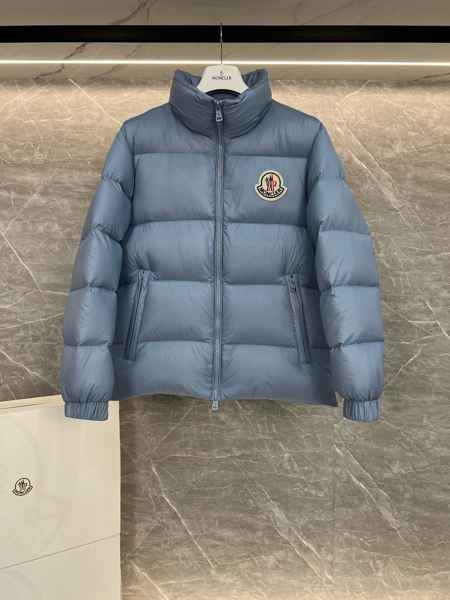 【人気商品】𝐌𝐎𝐍𝐂𝐋𝐄𝐑 モンクレール ビッグロゴ ダウンジャケット ユニセックスモデル