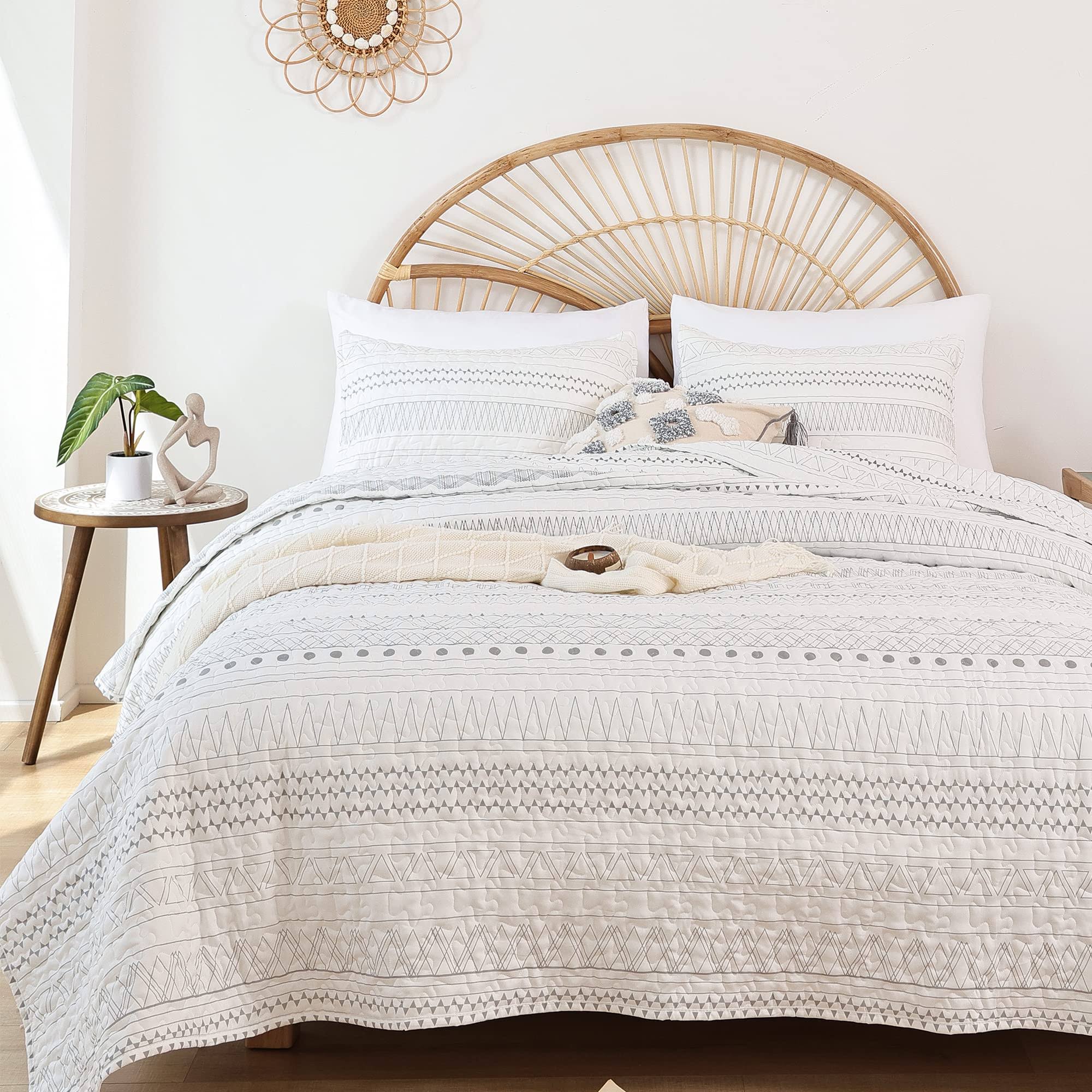 JANZAA Quilt Bedding Set Boho for All Season, 3 Pcs Bedspreads Queen Size with Grey Geometry Pattern On White (Two Pillow Cases)