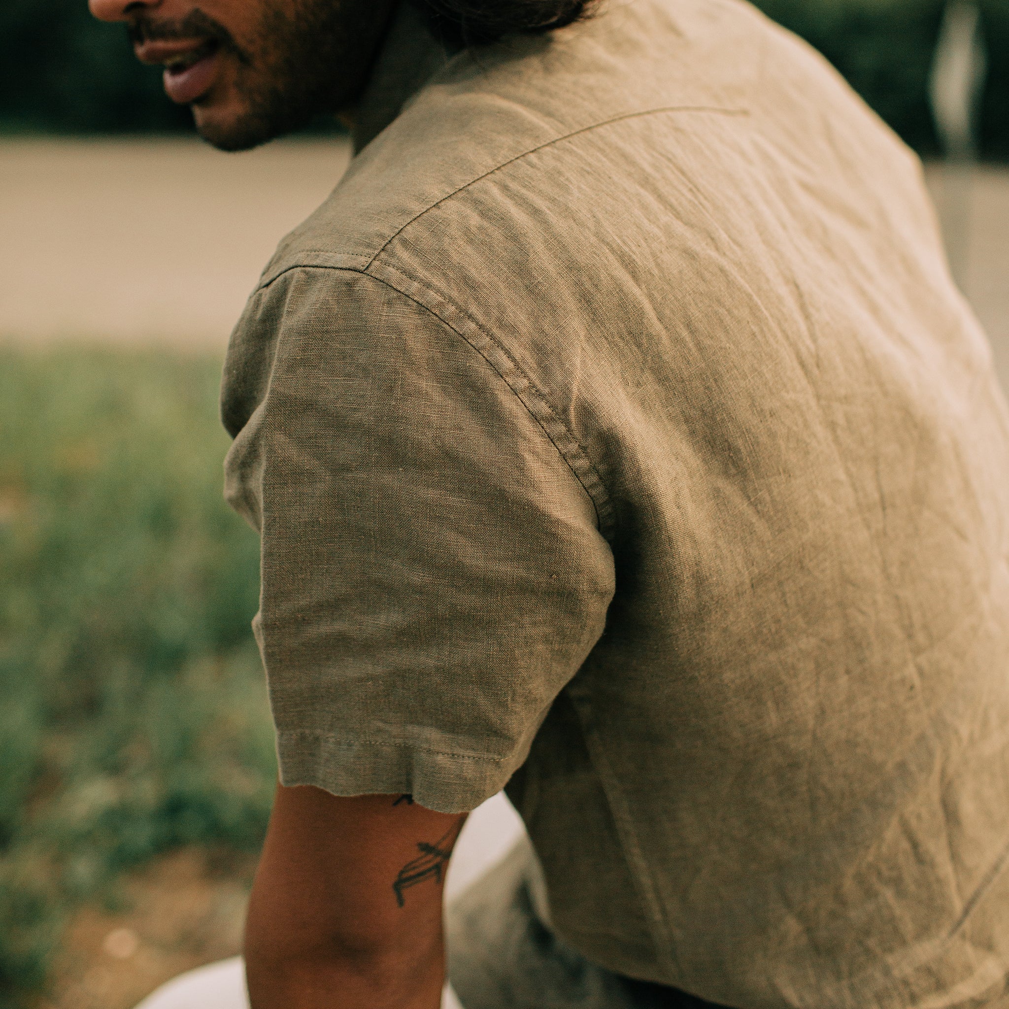 Le pull western à manches courtes en lin olive