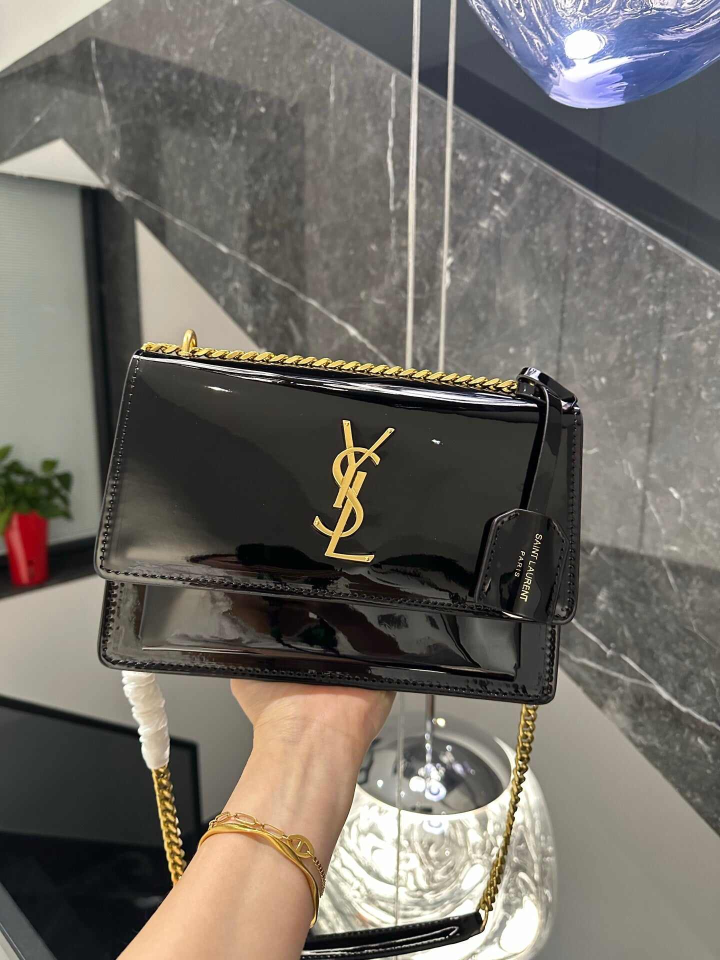YSLサンローラン サンセット ミディアム パテントレザーバッグ