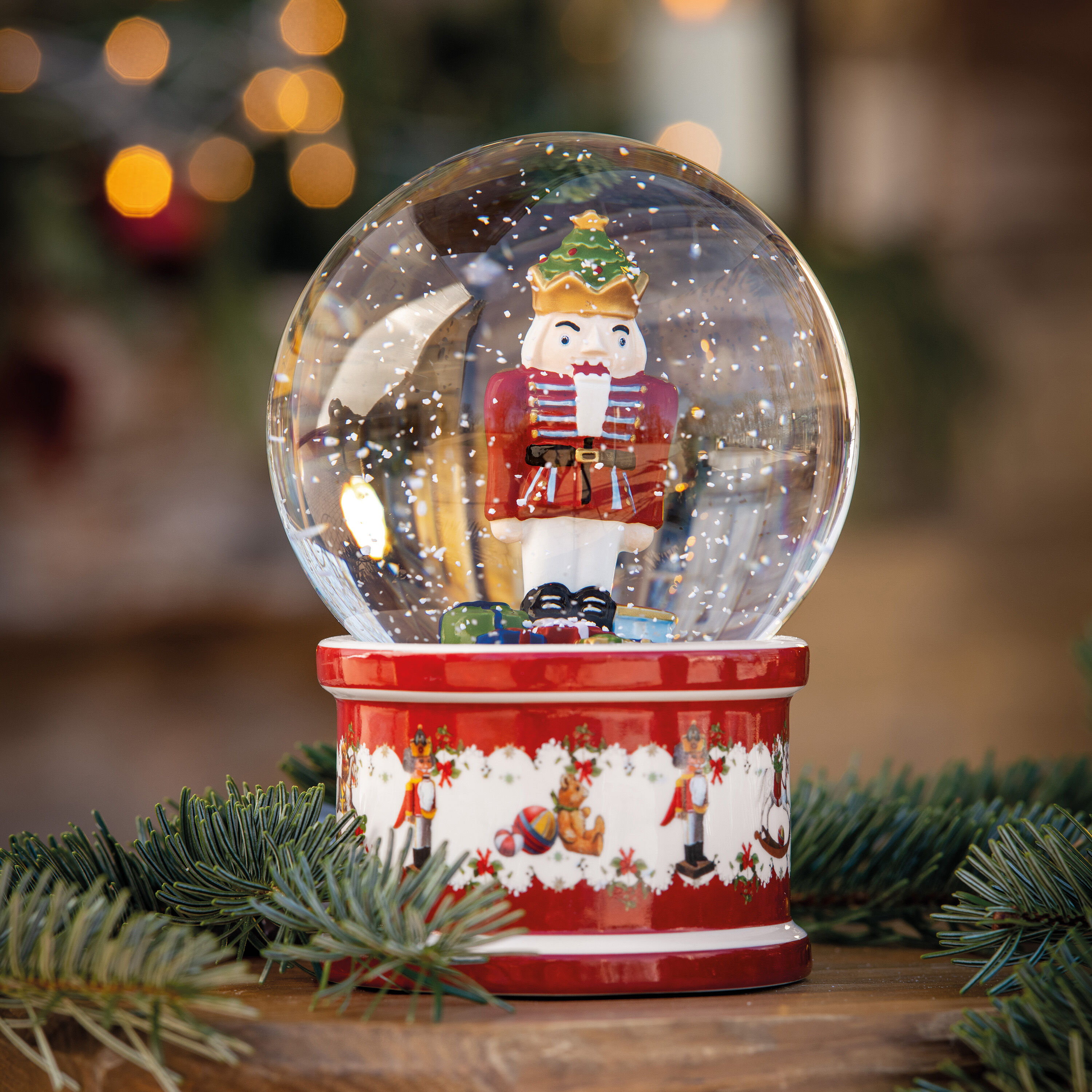 Christmas Toy's Schneekugel - Multi-colored, 5'' x 5'' x 6.7''