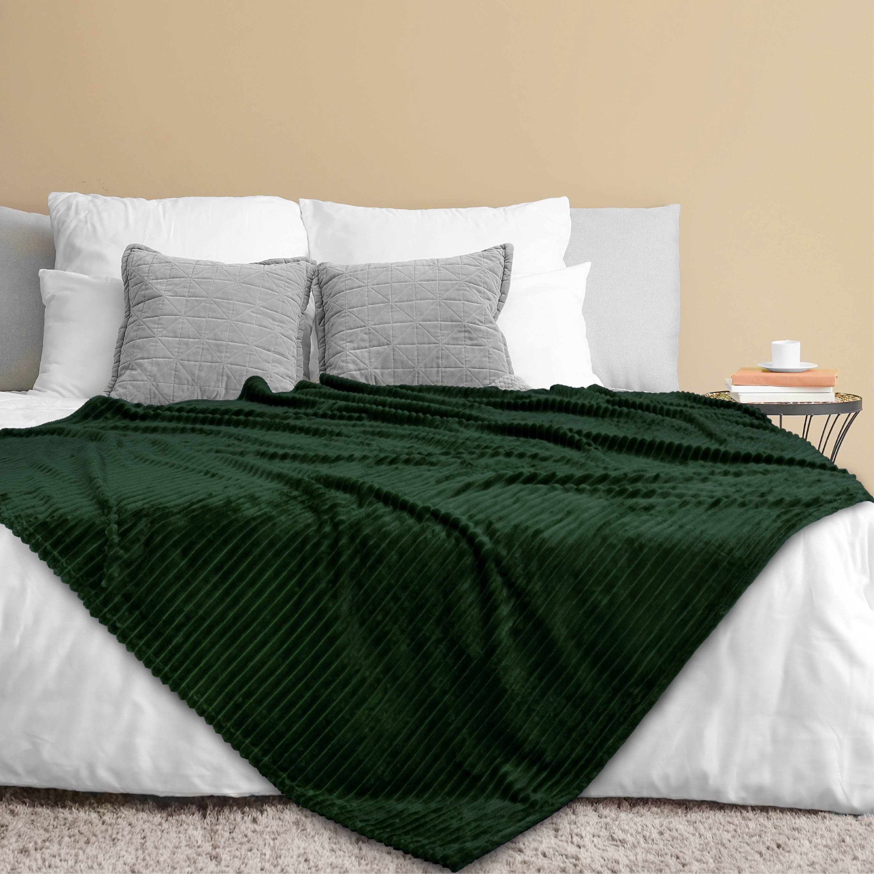 PAVILIA Super Soft Fleece Throw Blanket Twin Emerald Green, Fuzzy Plush Flannel Throw, Warm Cozy Ribbed Microfiber Blanket for Sofa Couch Bed, Lightwe