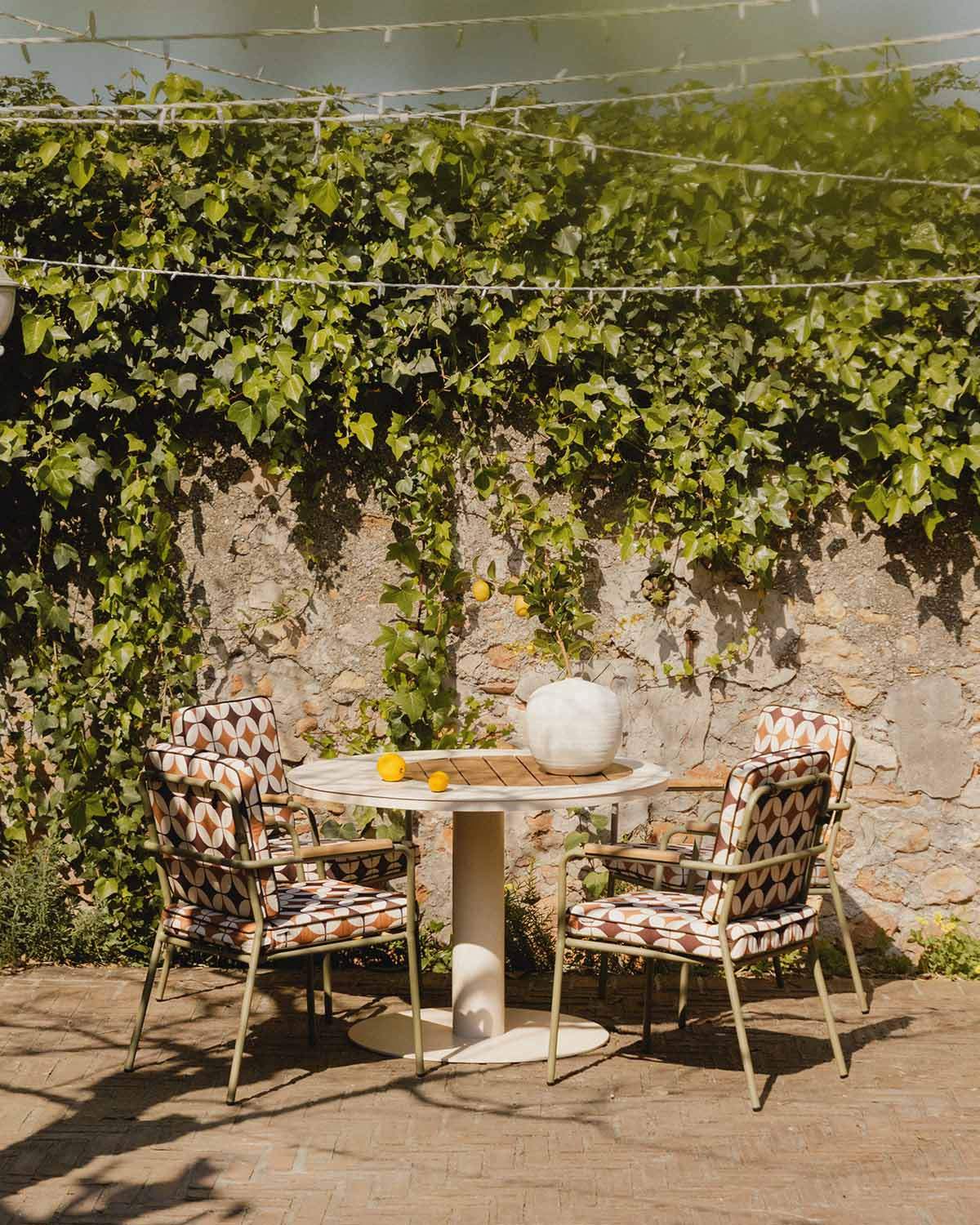 Set Lirae - Edimbra - Set de Mesa Redonda (Ø110 cm) Lirae y 4 Sillas con Reposabrazos de Metal Edimbra de Exterior
