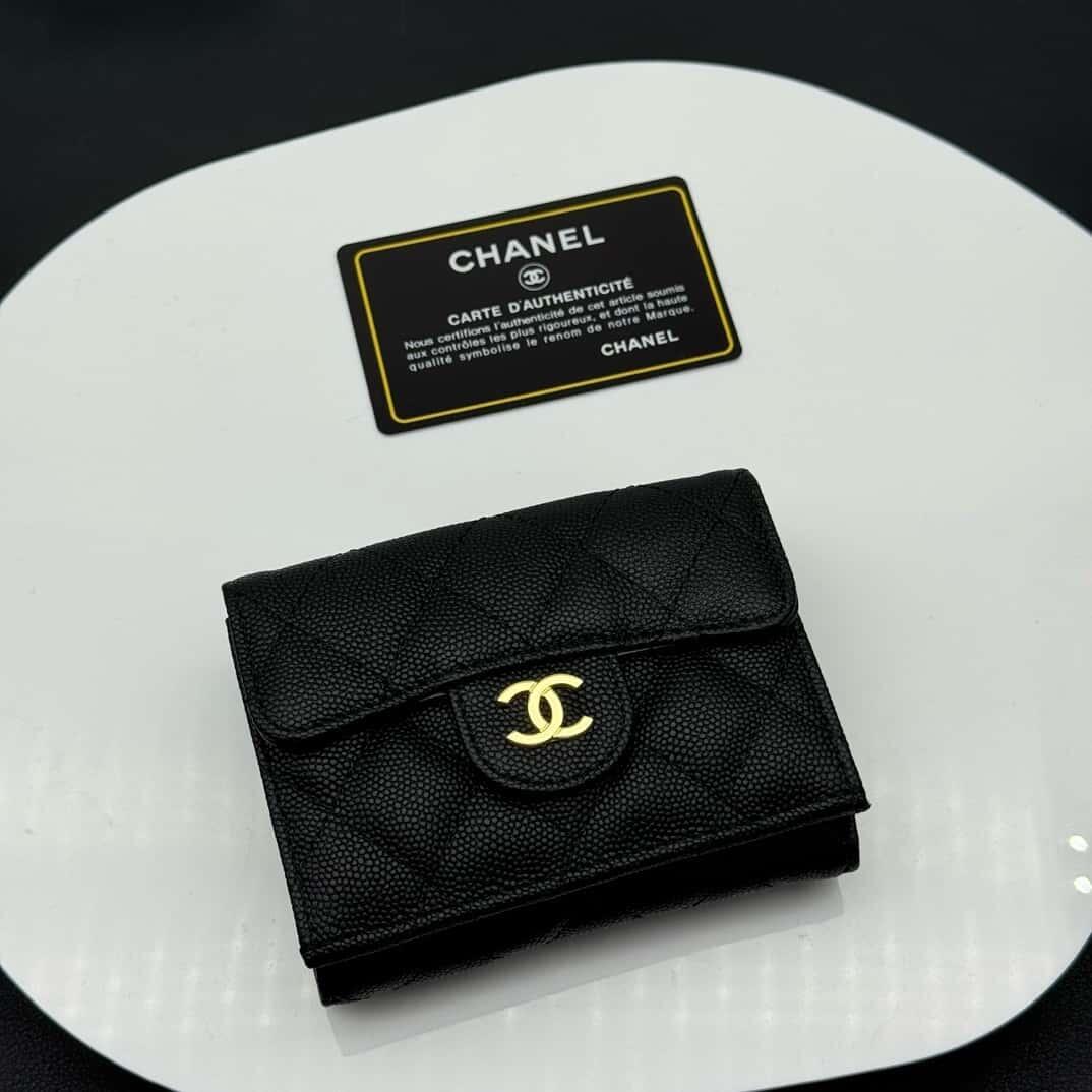 【シャネル】定番CFライン キャビアスキン三つ折財布 高級感漂う春夏新作