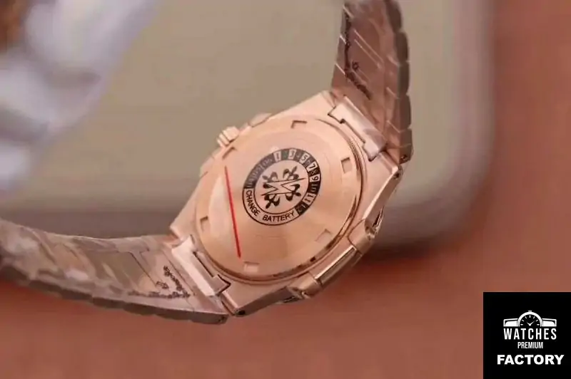 Patek Philippe Nautilus Ladies 7010 / 1R-011 Silver Dial