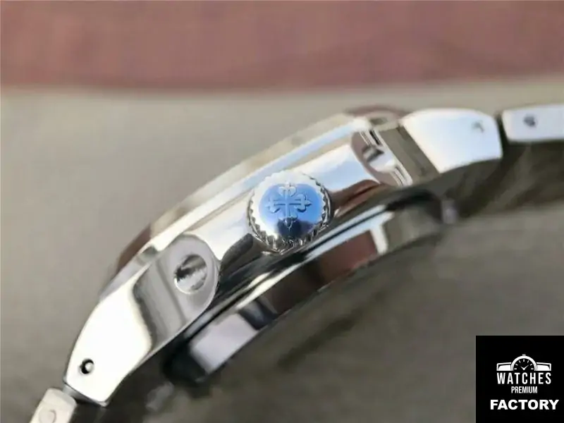 Patek Philippe Nautilus Moonphase 5712 / 1A-001 Blue Dial