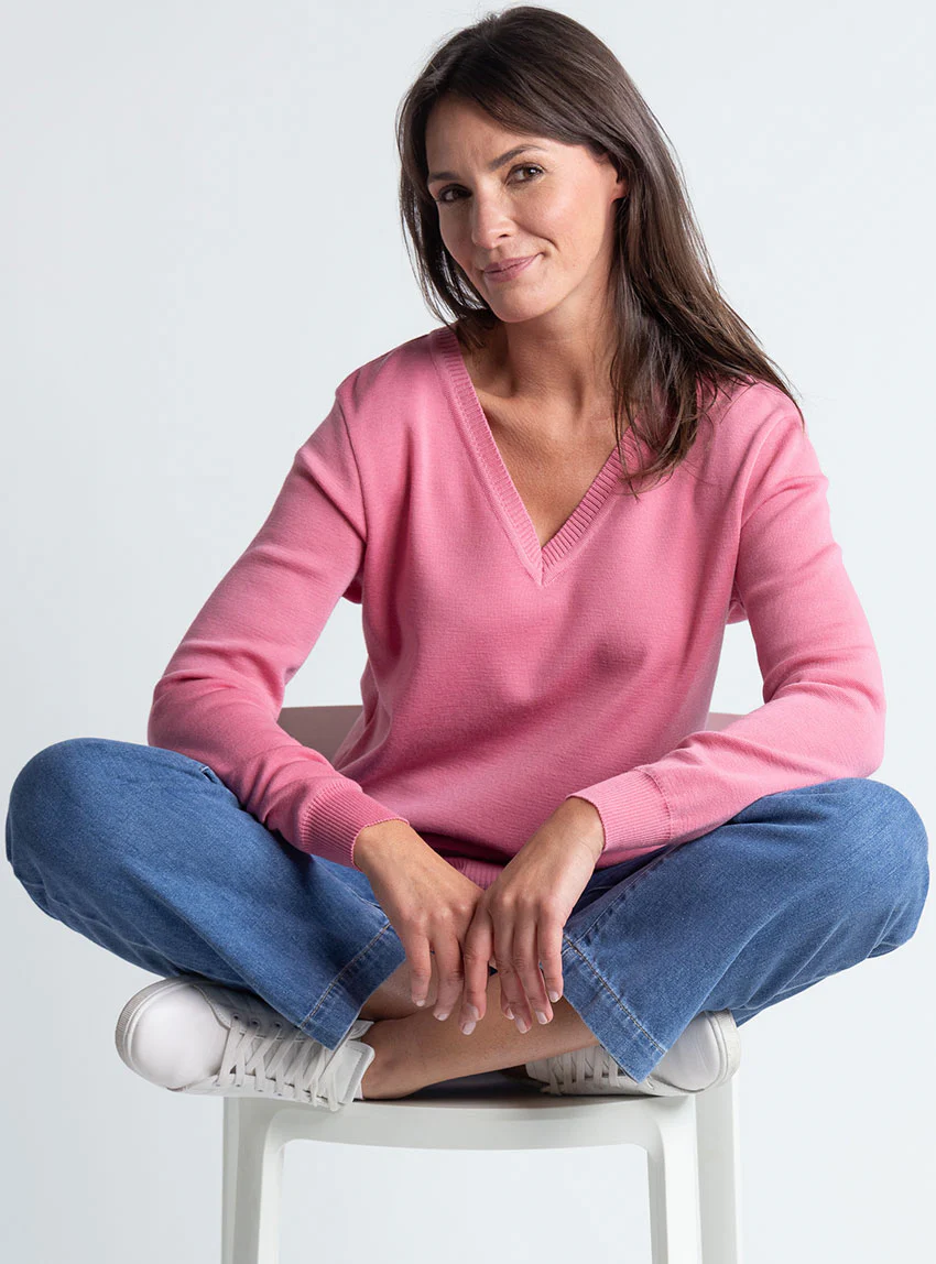 Pull femme col V en laine rose fleur