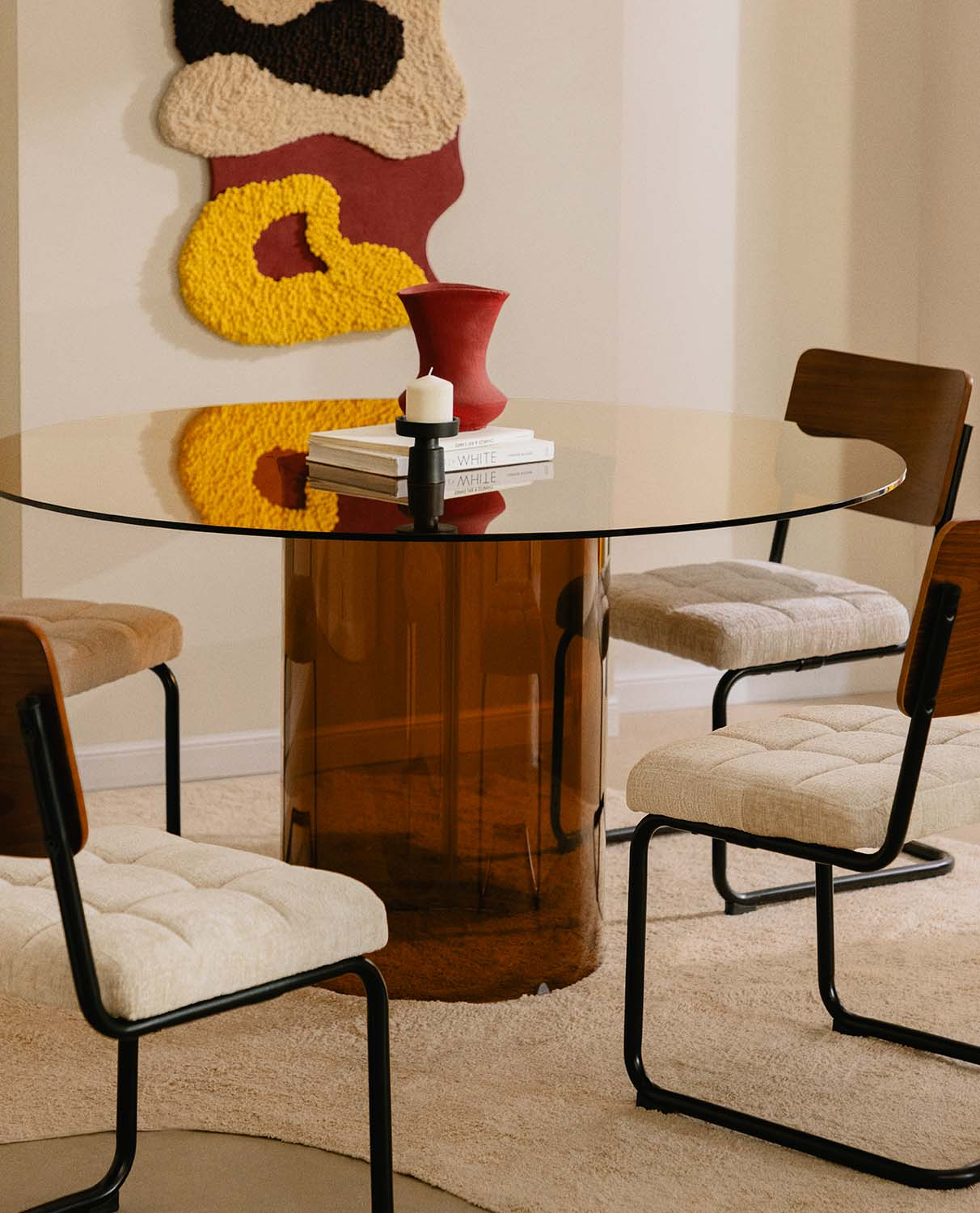 Set Kolu - Cuba - Set de Mesa de Comedor Redonda de Cristal Templado (Ø140 cm) Kolu y 4 Sillas de Madera y Tela Cuba