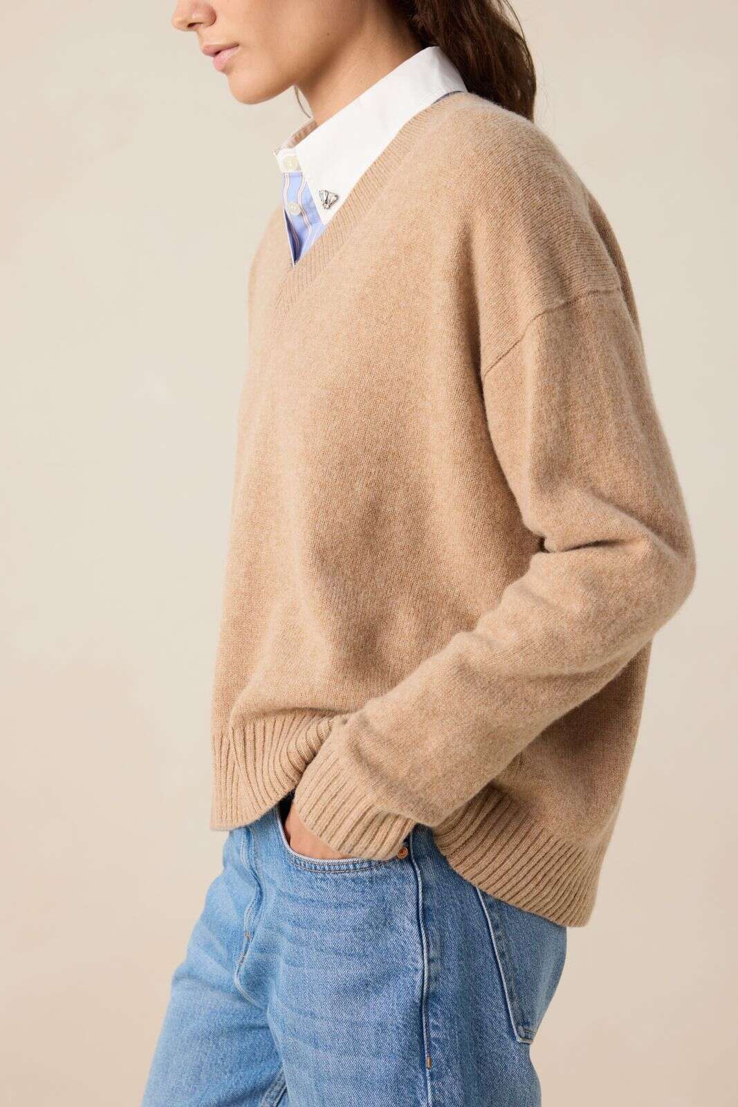 Bruine trui met V-hals