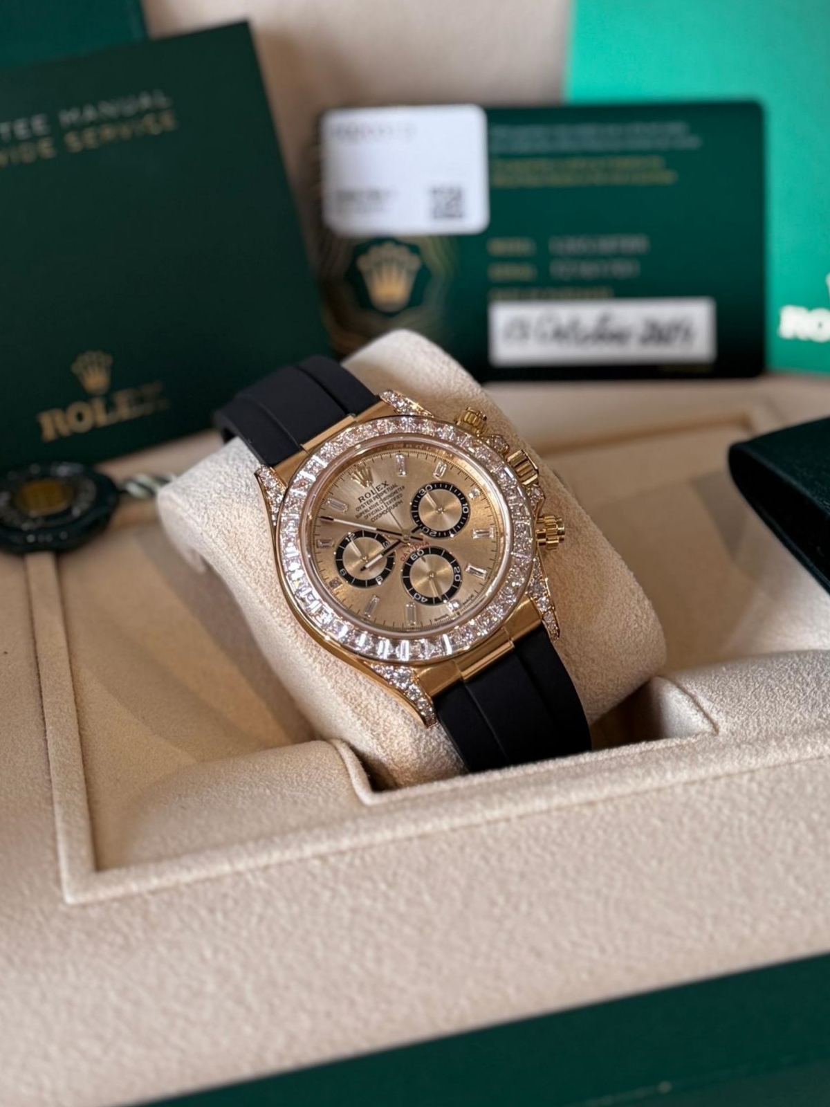 [Super Clone]Rolex Cosmograph Daytona 40mm Yellow Gold Diamond Baguette Champagne Dial Diamond Bezel Oysterflex - 126538TBR