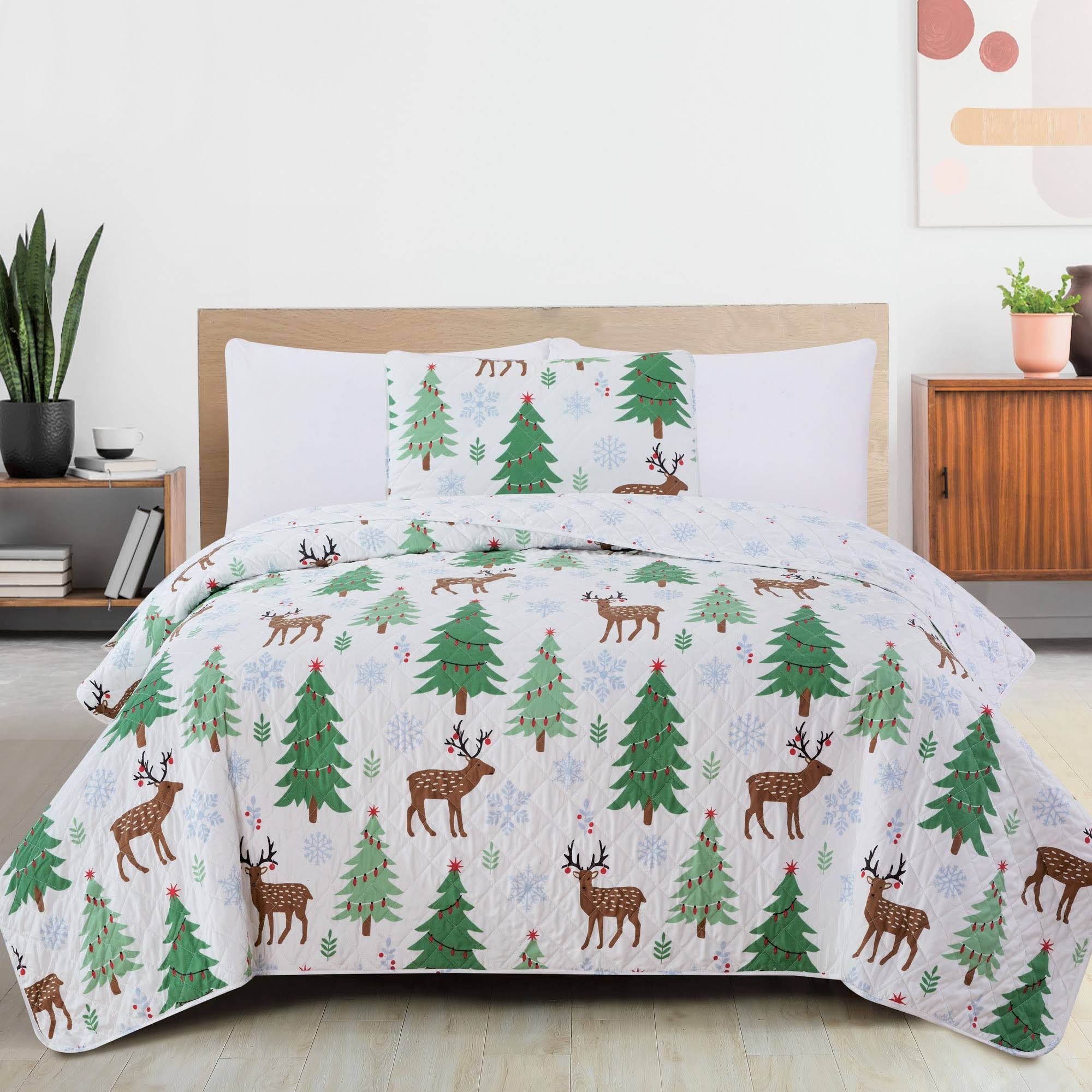 Great Bay Home Christmas Trees Reversible Quilt Set with Sham (Twin, Deer / Trees / Snow)
