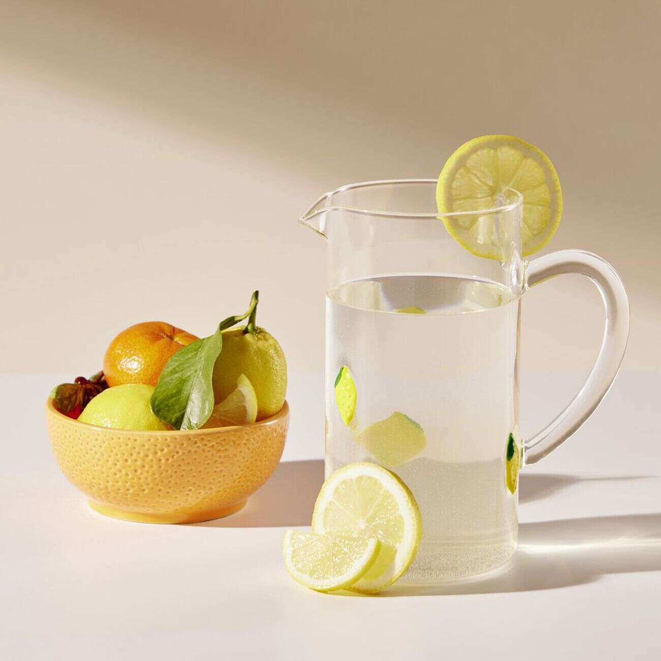 Verre bas transparent motif relief citron jaune Ø9xH10cm