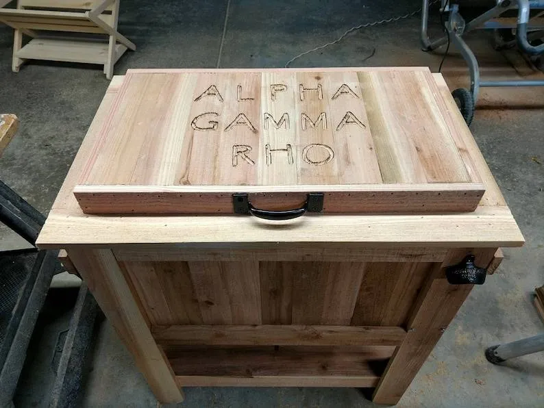 Support pour glacière en cèdre vieilli de 48 pintes (environ 45 litres) tout temps, avec drain en laiton, ouvre-bouteille et récupérateur de capsules, refroidisseur à bière.