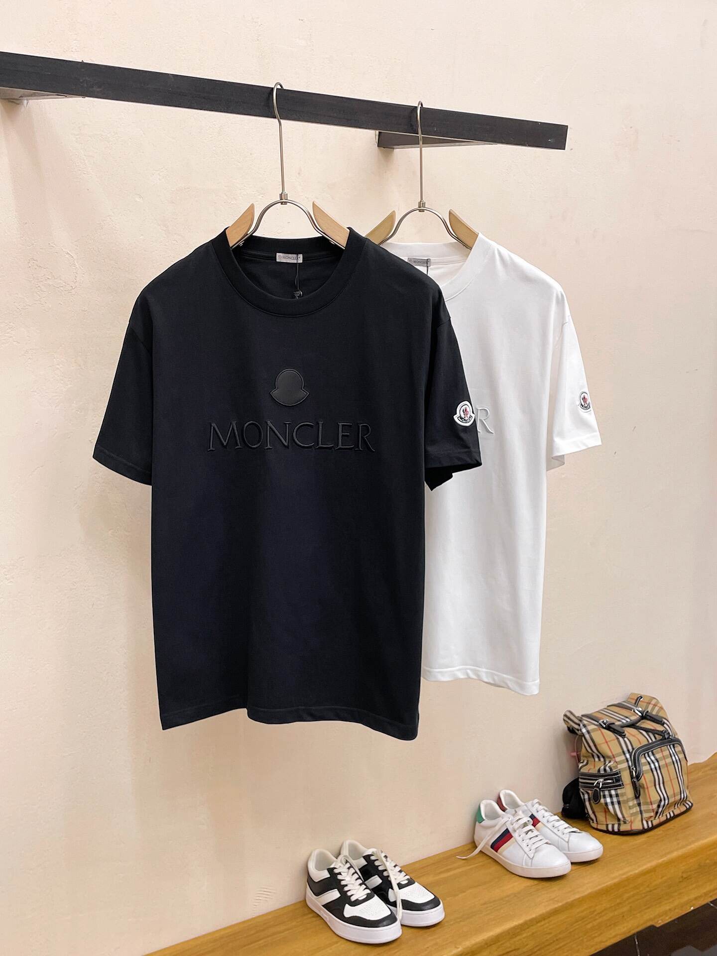 【Moncler 】（モンクレール）男女兼用、ご好評に付き再入荷！半袖Tシャツ
