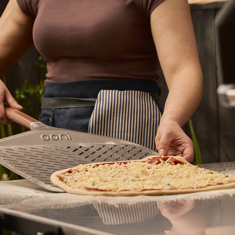 Pizzaspade perforert 30 cm valnøtt