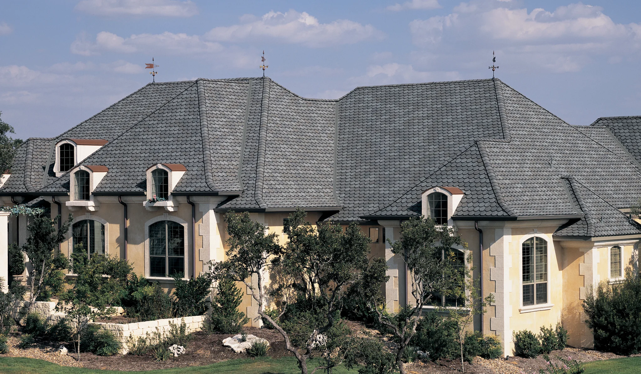CertainTeed Carriage House Stonegate Gray Asphalt Architectural Shingles (5 Bundles per Square)