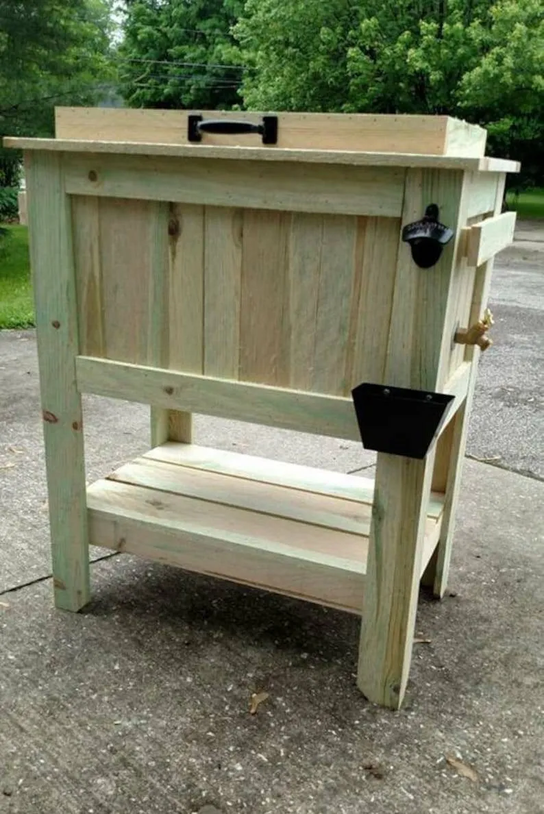 Support pour glacière en cèdre vieilli de 48 pintes (environ 45 litres) tout temps, avec drain en laiton, ouvre-bouteille et récupérateur de capsules, refroidisseur à bière.