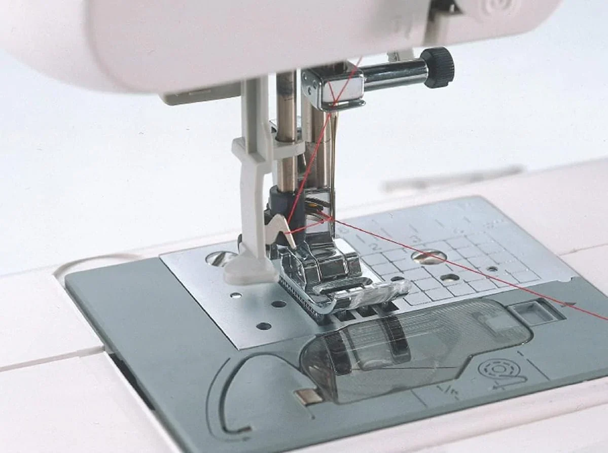 Machine à coudre et à quilter Brother informatisée, 165 points intégrés, écran LCD, large table