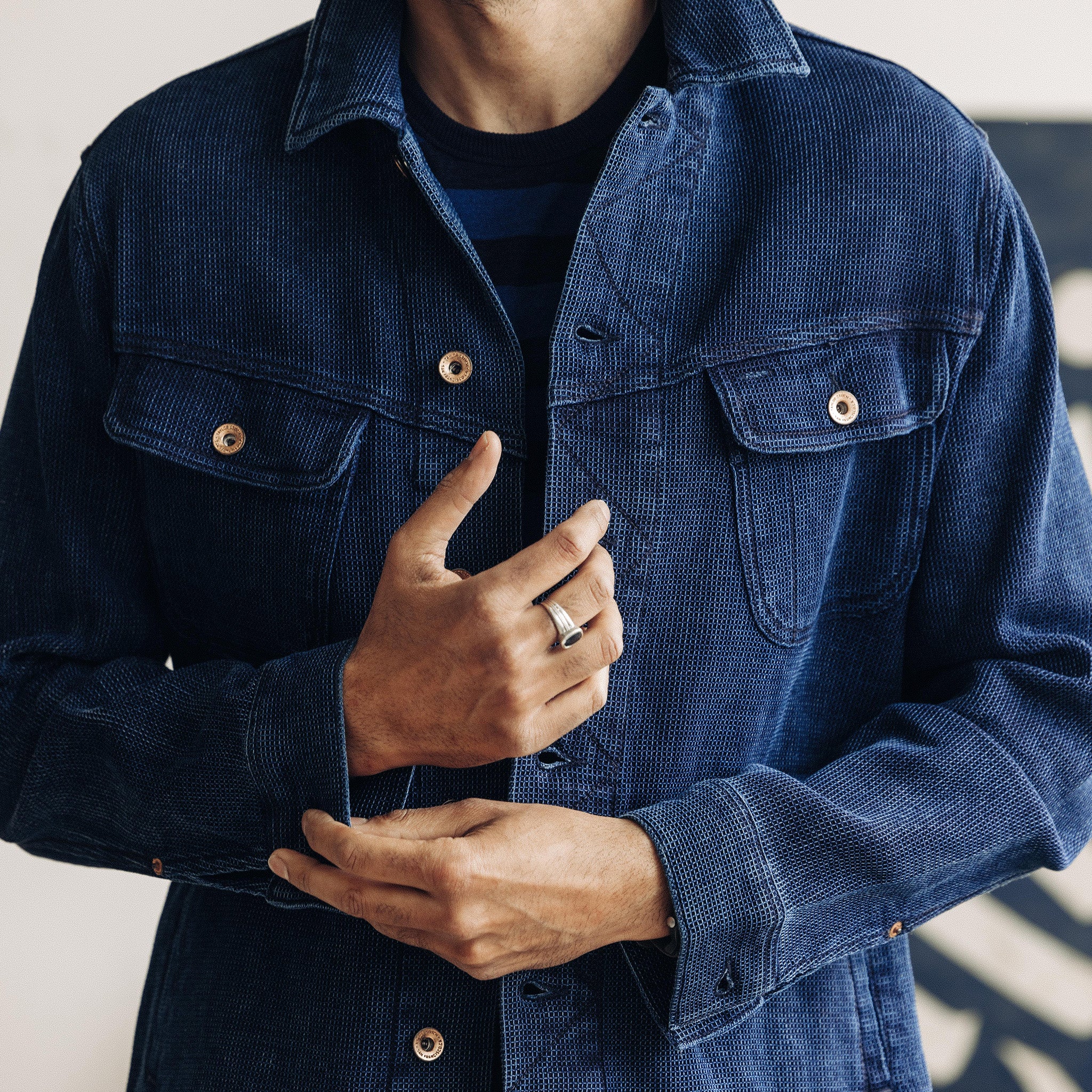 La veste Long Haul en tissu gaufré indigo