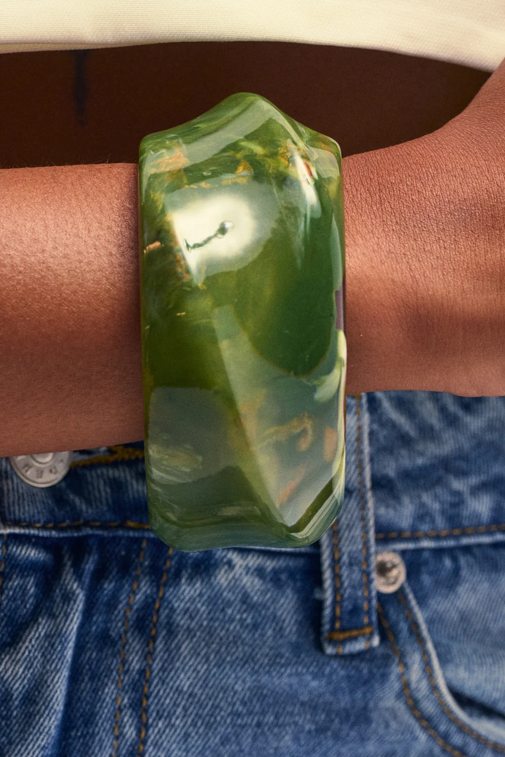 RESIN SWIRL BANGLE IN GREEN - Akira Store