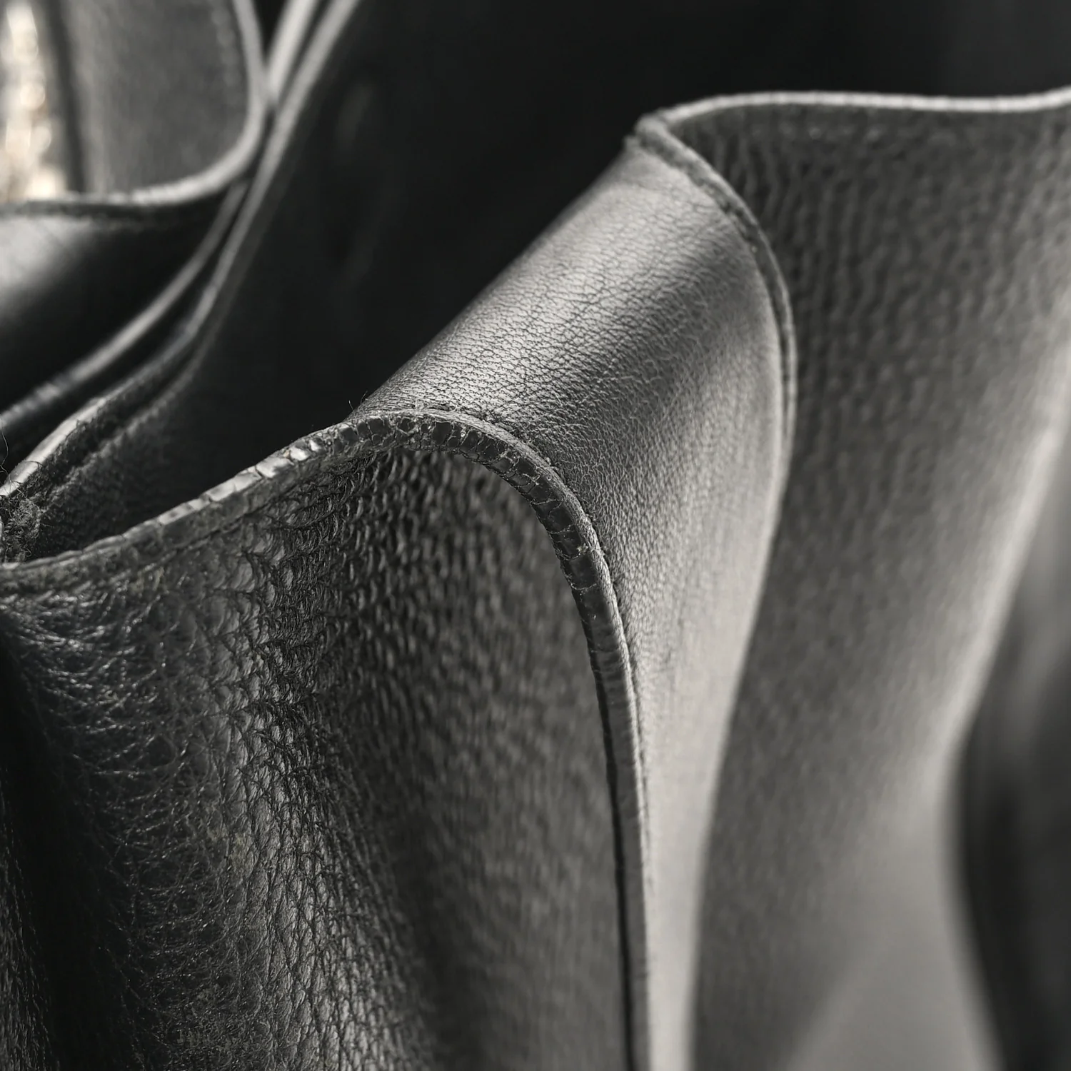 Vitello Daino Soft Large Dynamique Tote Black