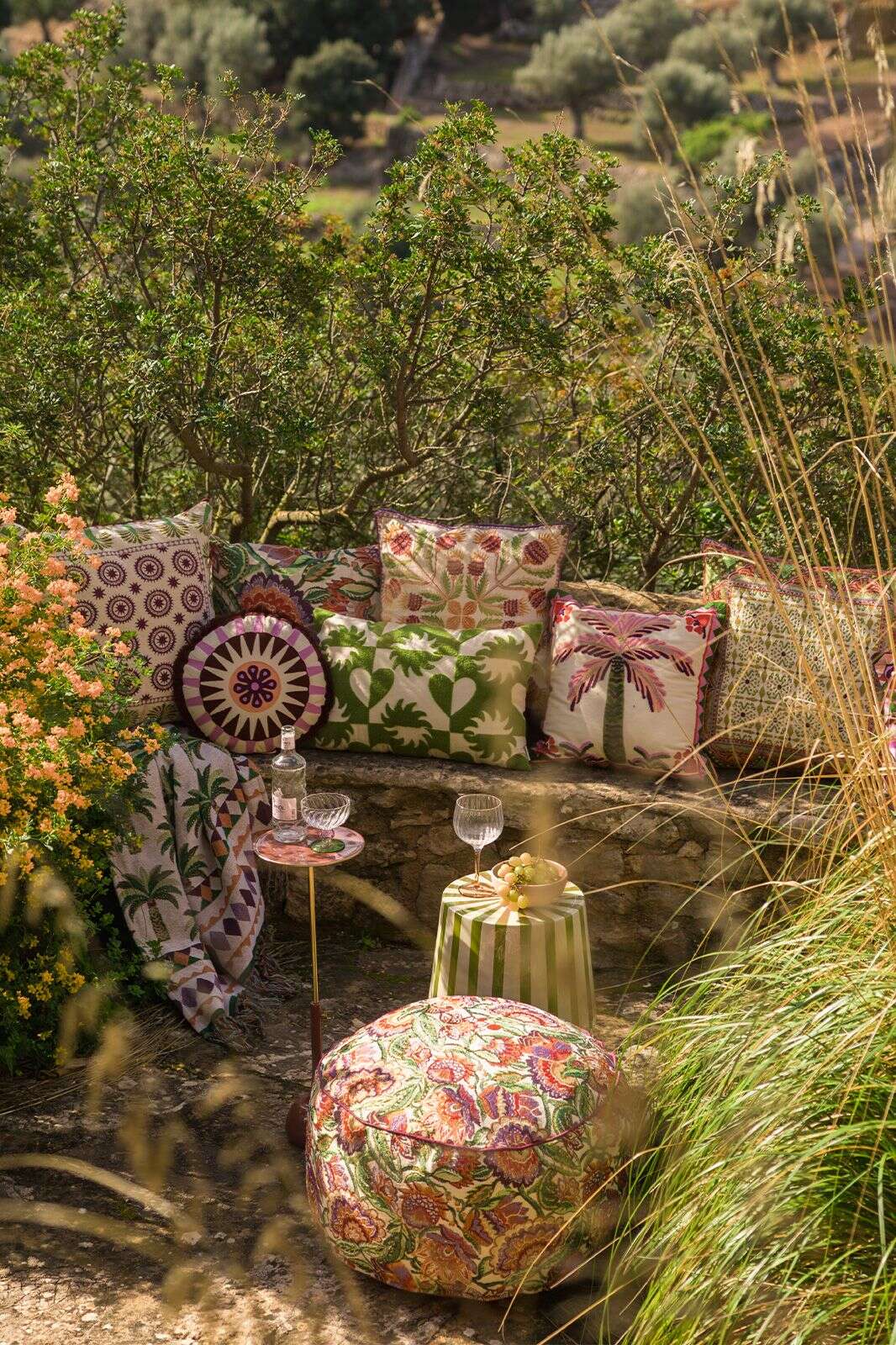 Donkerrode verstelbare bijzettafel