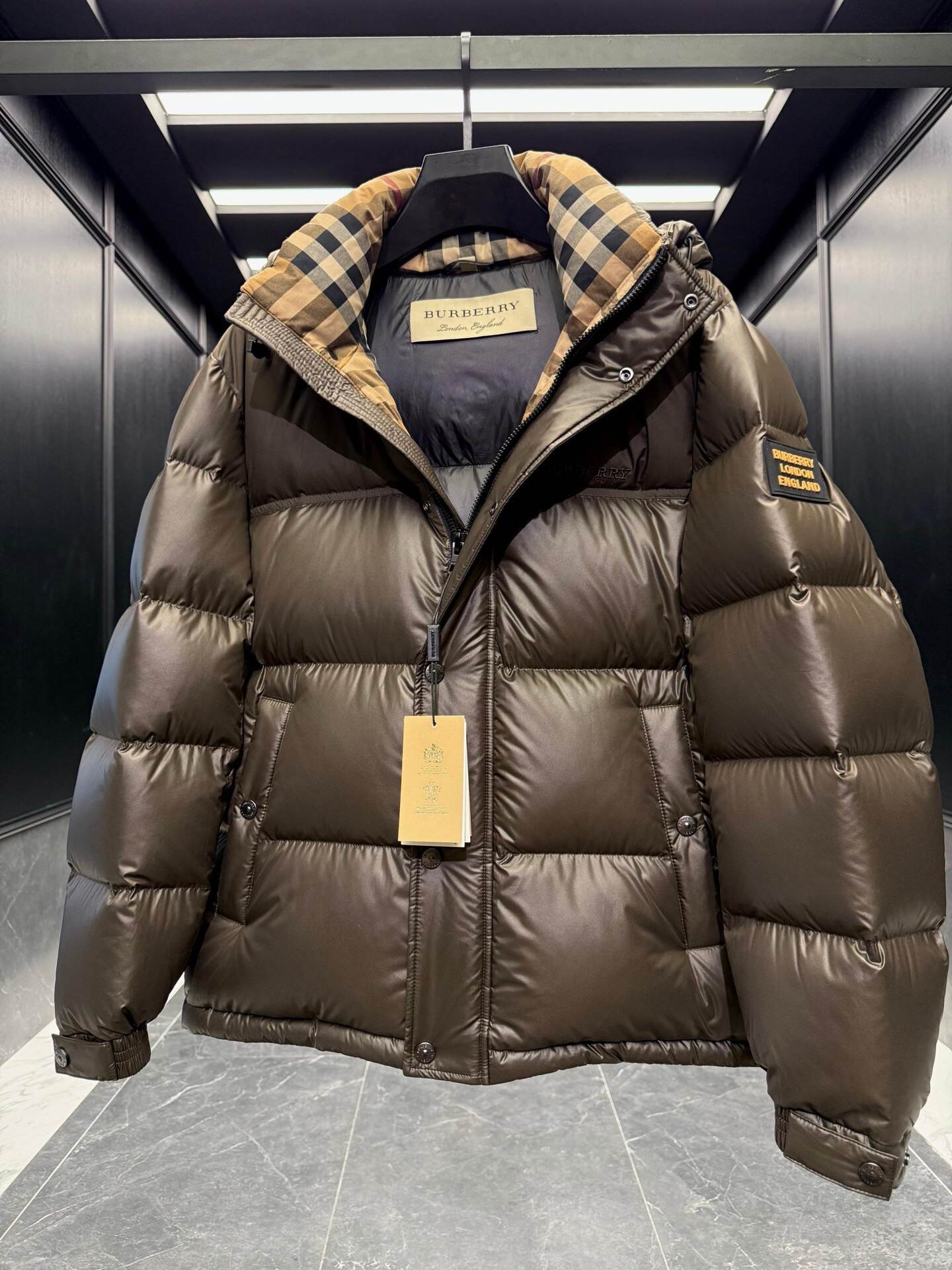 BURBERRY 2025年新作 バーバリー ダウンジャケット フルロゴプリント ユニセックスモデル moncler