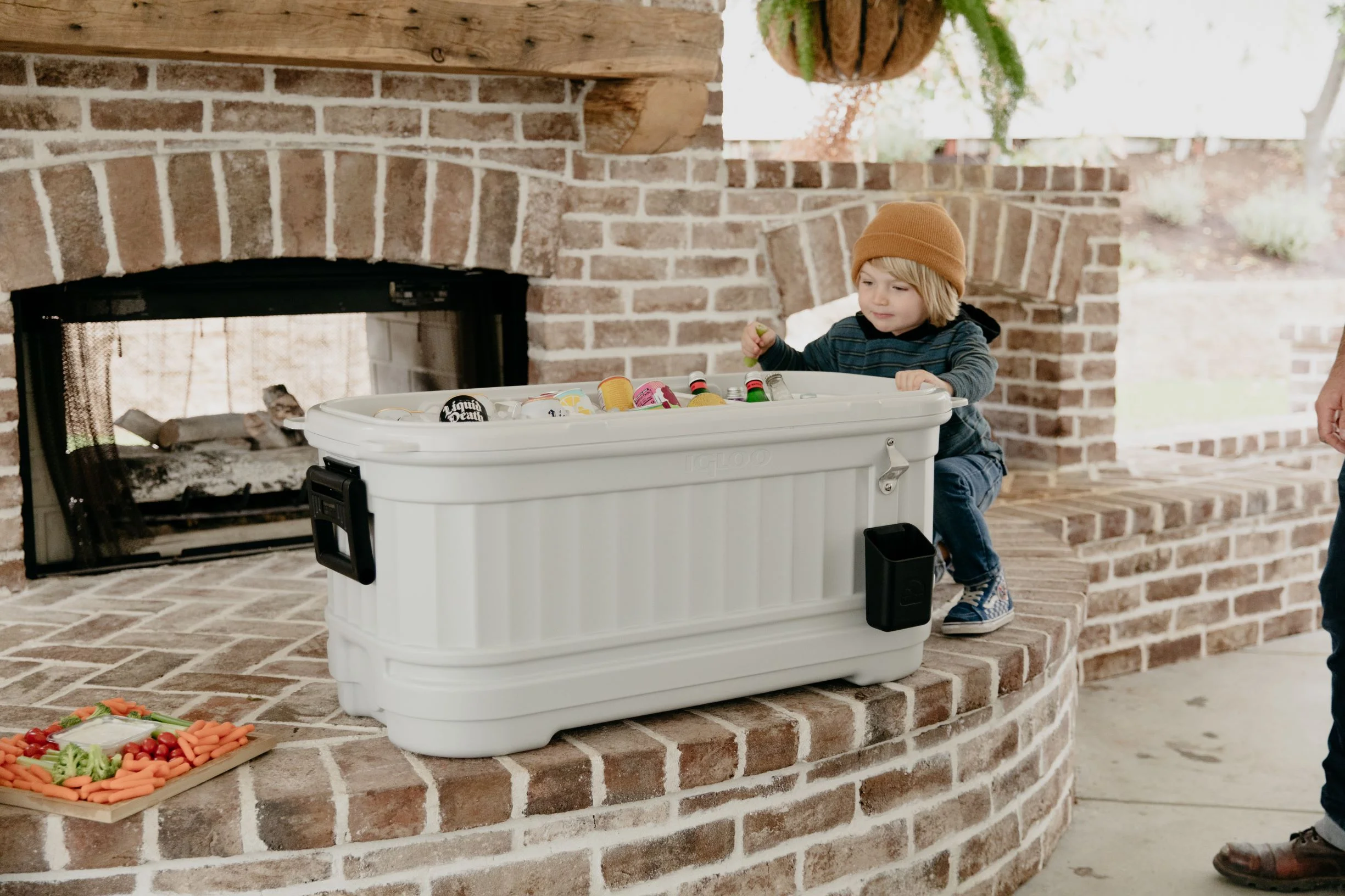 125 qt. Party Bar Wheeled Ice Chest, White and Black - Image 10
