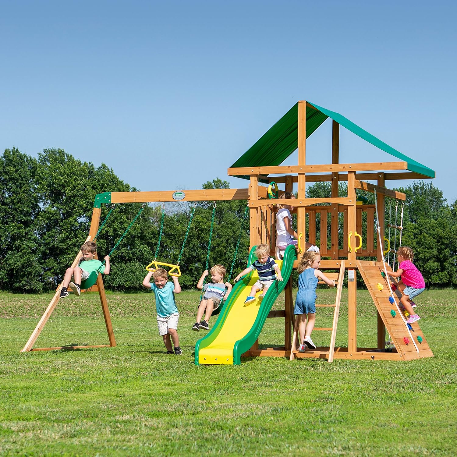 Portique de jeux en bois de cèdre Backyard Discovery Mount McKinley avec toboggan ondulé, plateforme de jeux, double mur d'escalade, échelle de corde, balançoire en toile d'araignée, balançoires à ceinture, télescope jouet, volant, bac à sable, aire