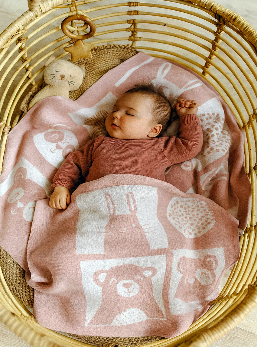Plaid bébé laine mérinos motif animaux rose poudre