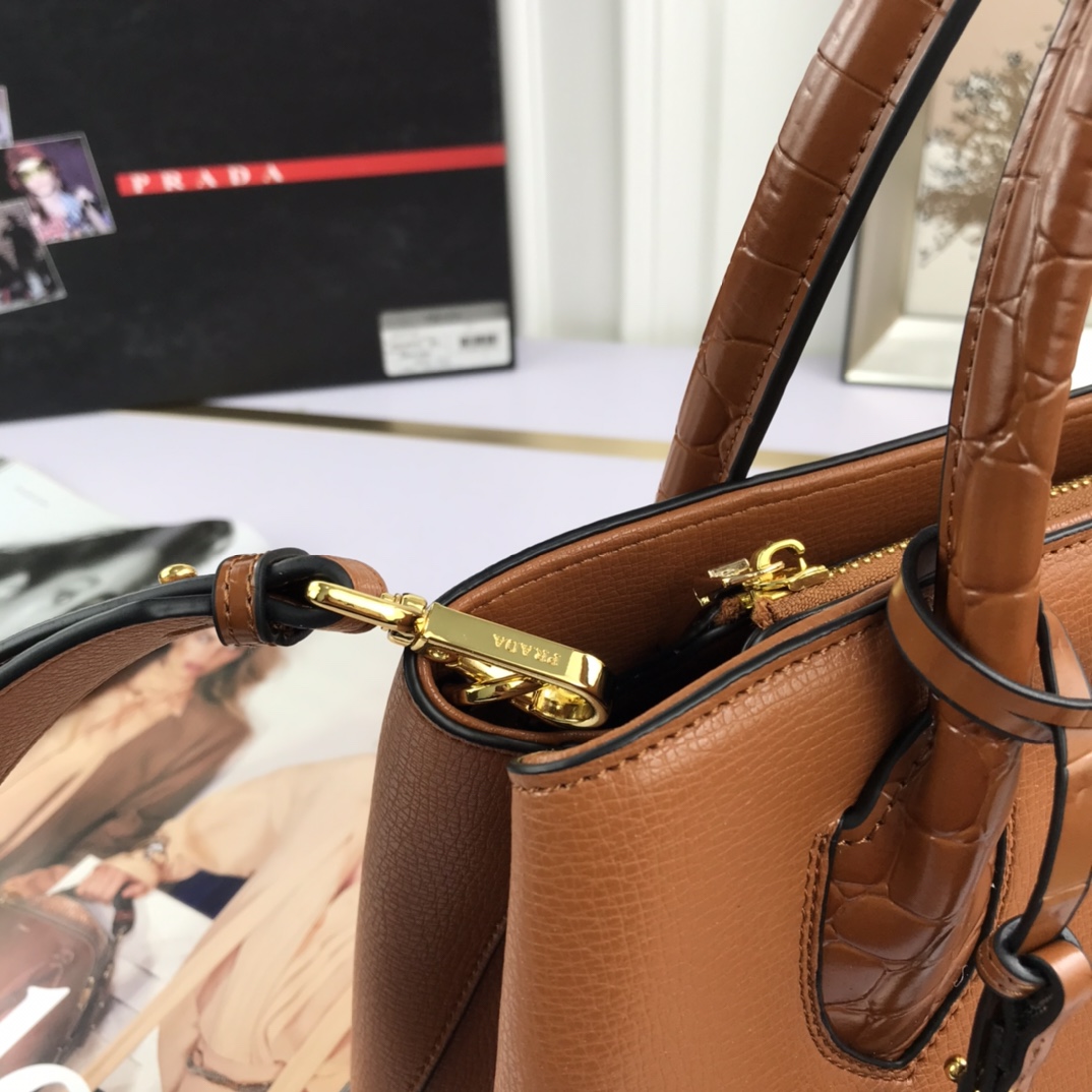 Pra new arrival bag 66153  size: 30*24*14 cm