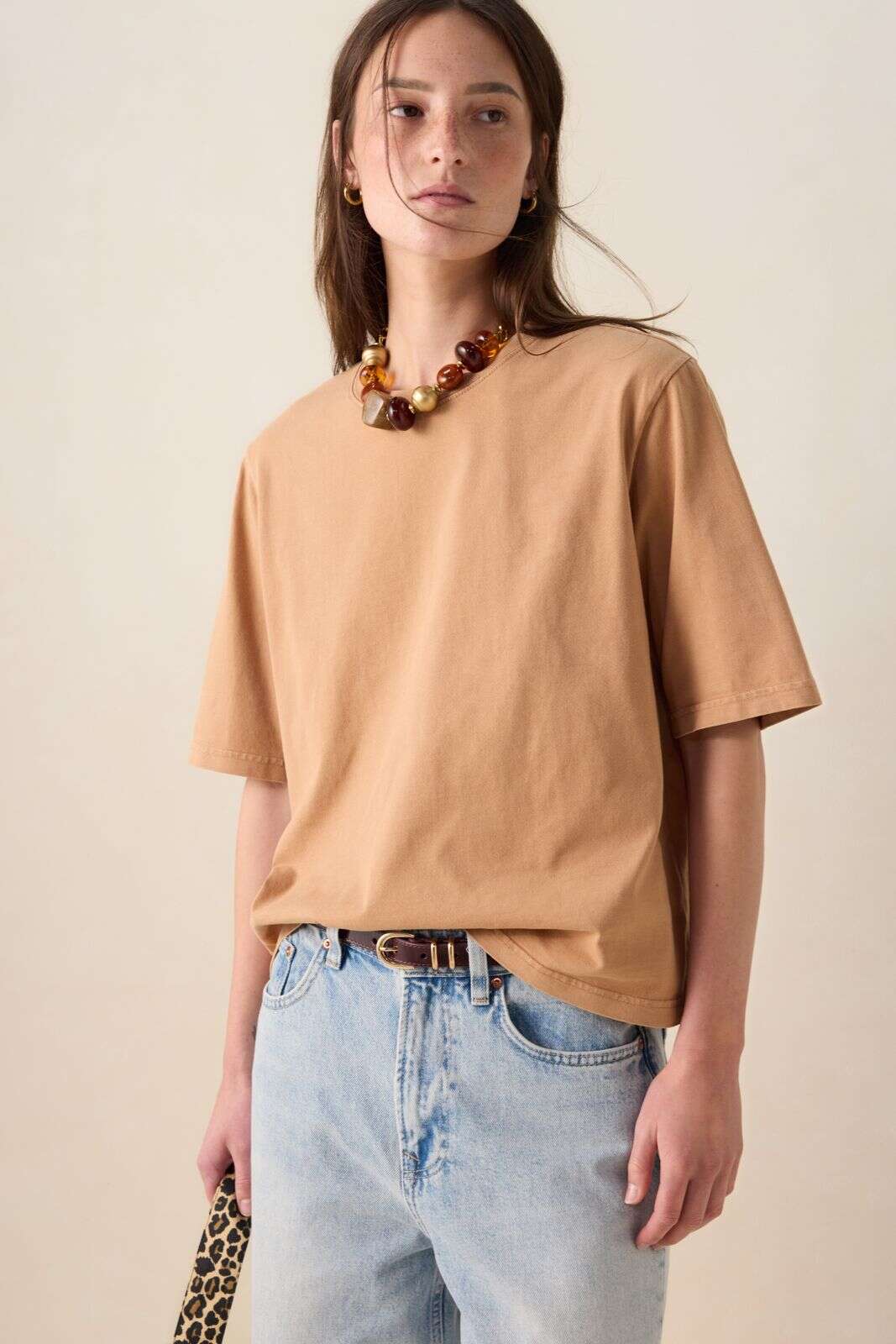 Bruine ketting met resin kralen