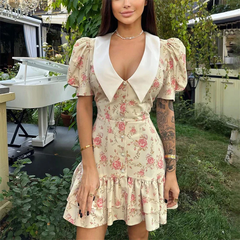 Robe courte à volants avec manches bouffantes