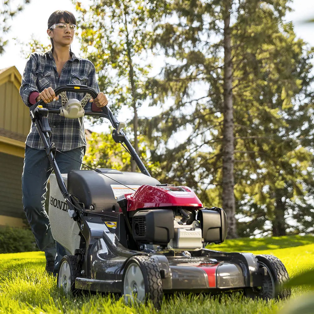 Tondeuse à gazon autotractée Versamow 4 en 1 avec plateau de coupe Nexite de 53 cm (21 po), démarrage électrique hydrostatique, moteur GCV200, starter automatique et lame Roto-Stop.