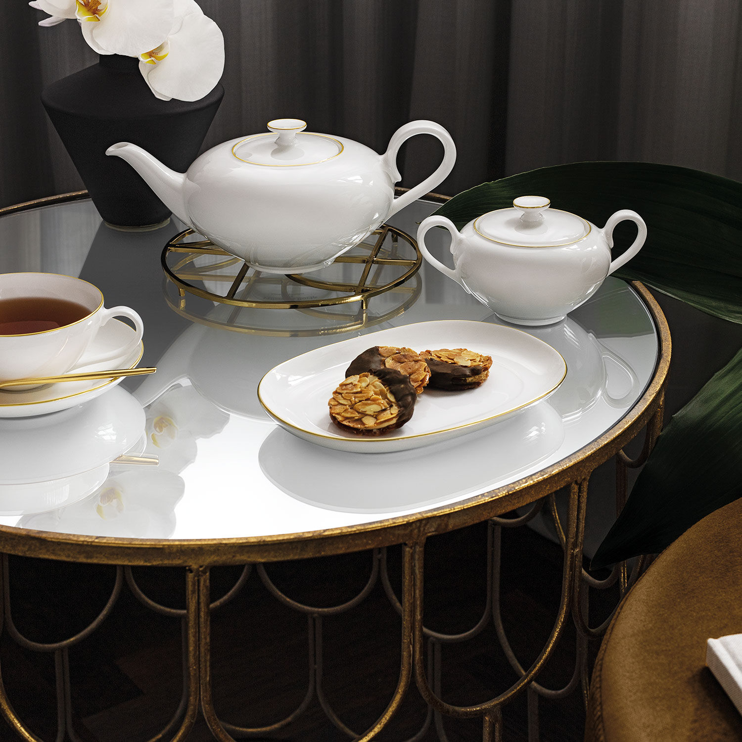 Anmut Teapot - White with gold, 27.1 oz, Premium Bone Porcelain