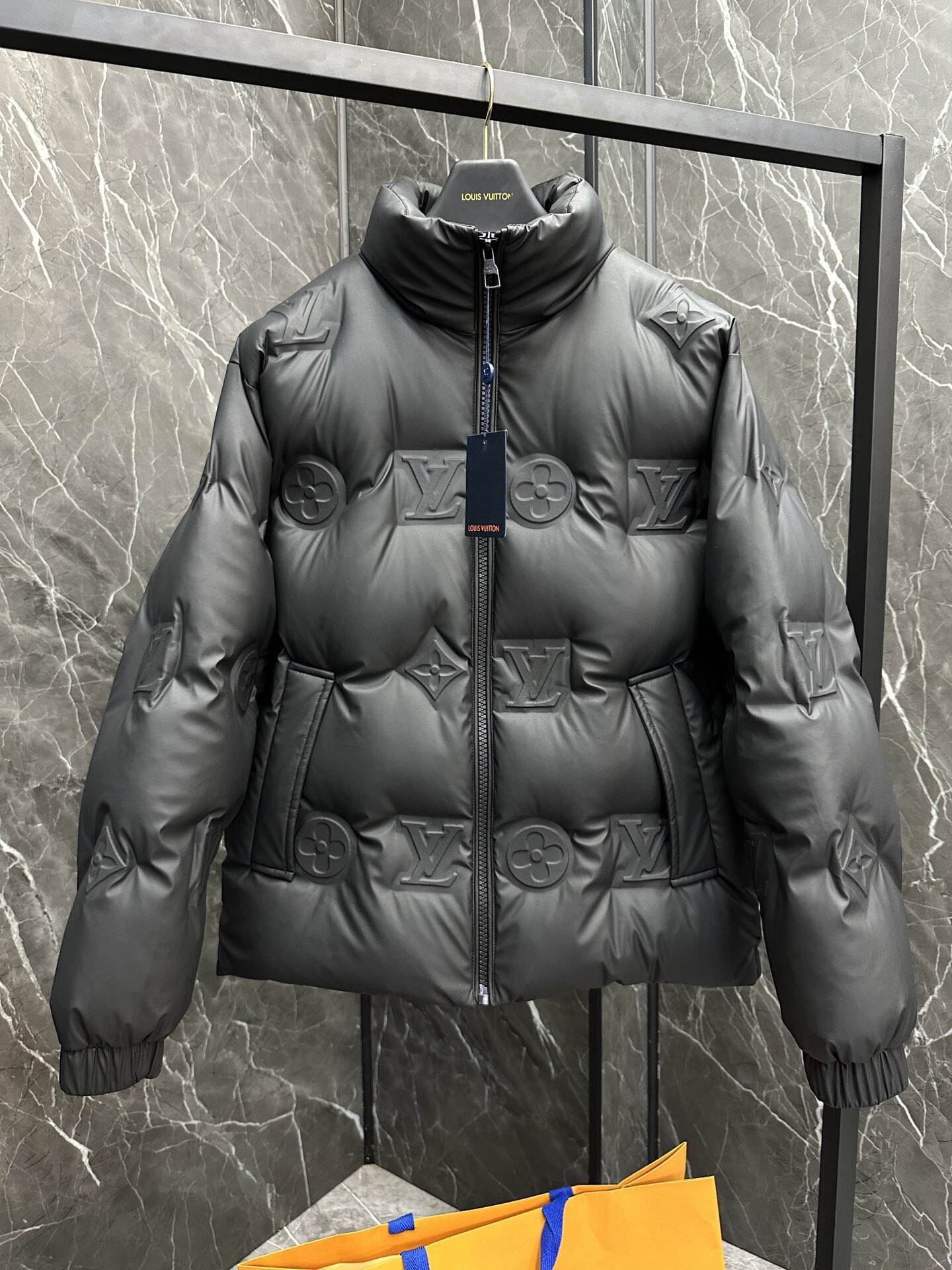 LOUIS VUITTON 2025年新作 LV ダウンジャケット フルロゴプリント ユニセックスモデル MONCLER