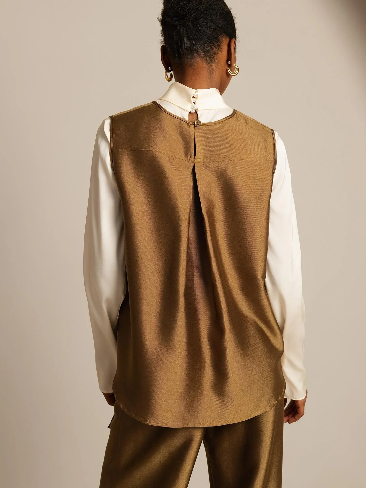 32Momme Silk-Wool Blend Women's Vest with Button Pocket Design