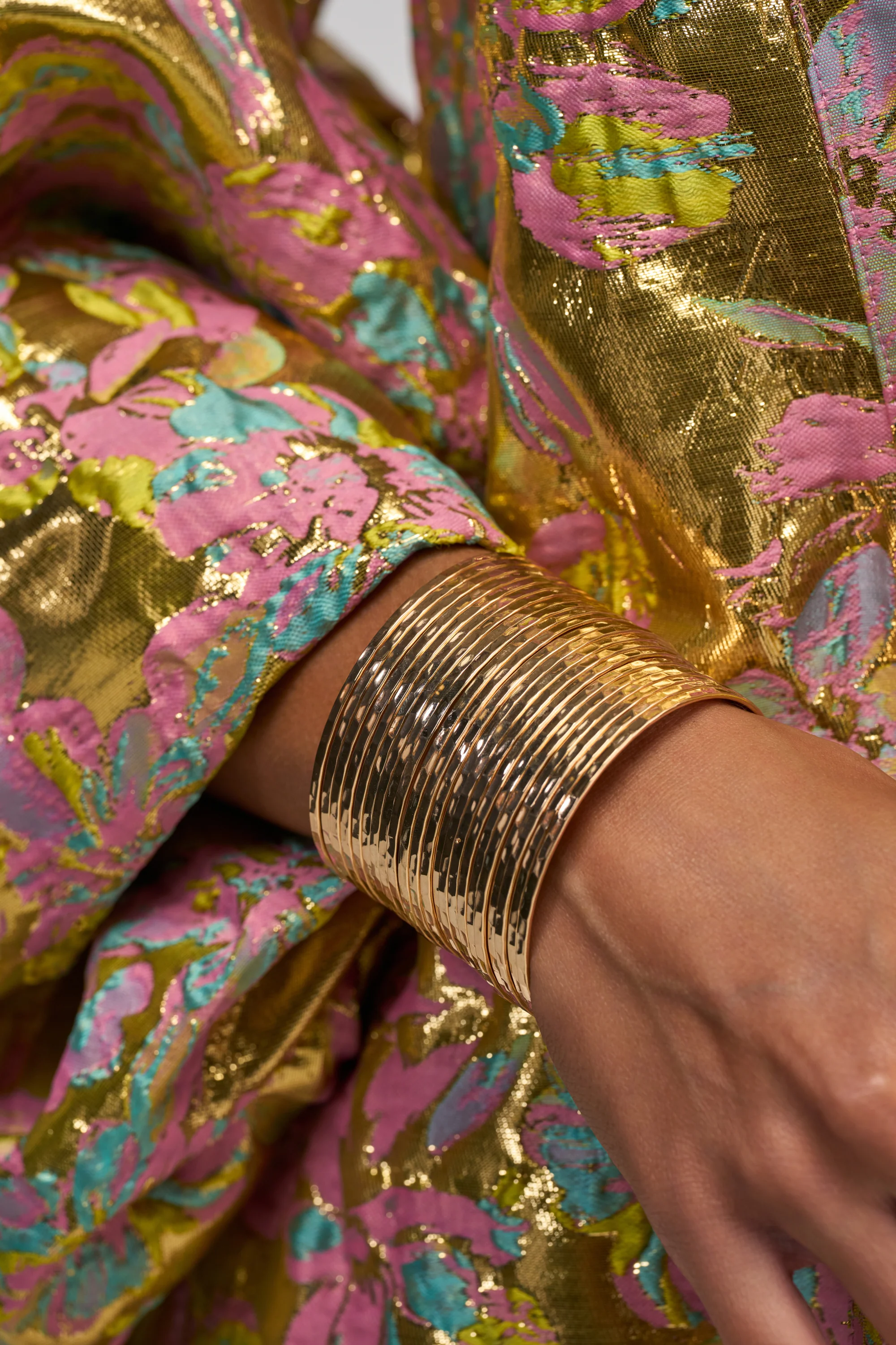 GOLD HAMMERED CUFF - Akira Store