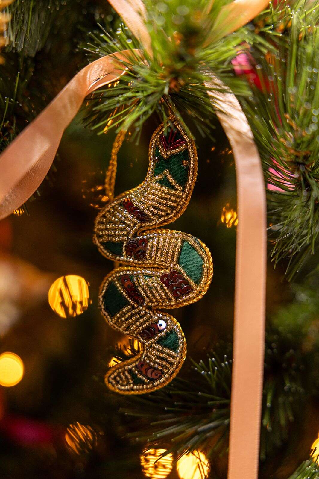 Donkergroene slangen kersthanger