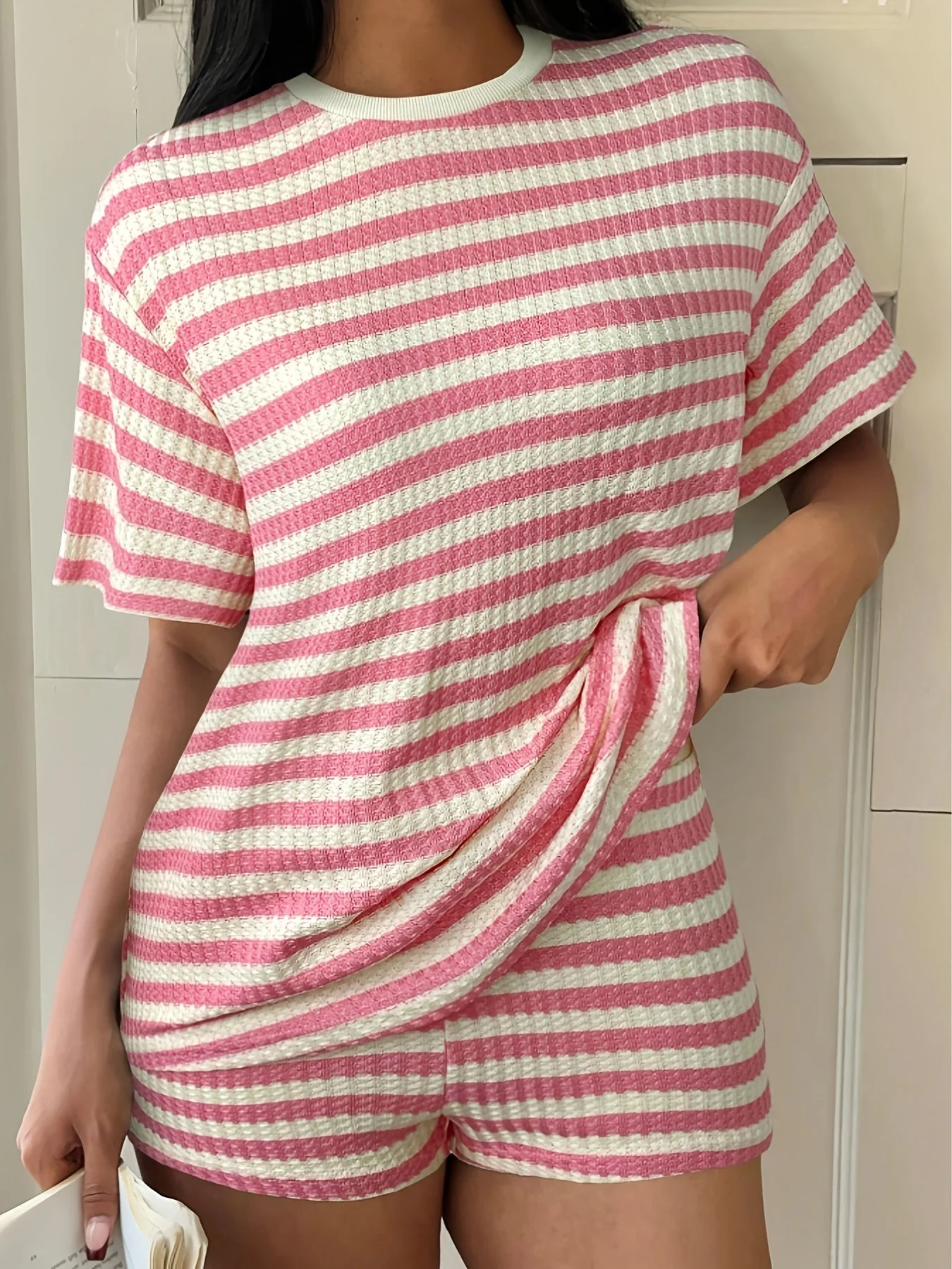 Ensemble décontracté t-shirt à col rond rayé et short