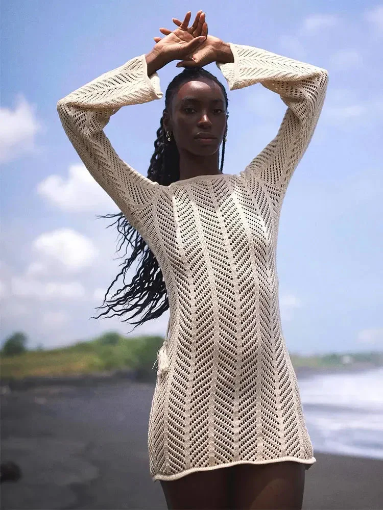 Robe courte en crochet tricoté dos nu avec manches longues