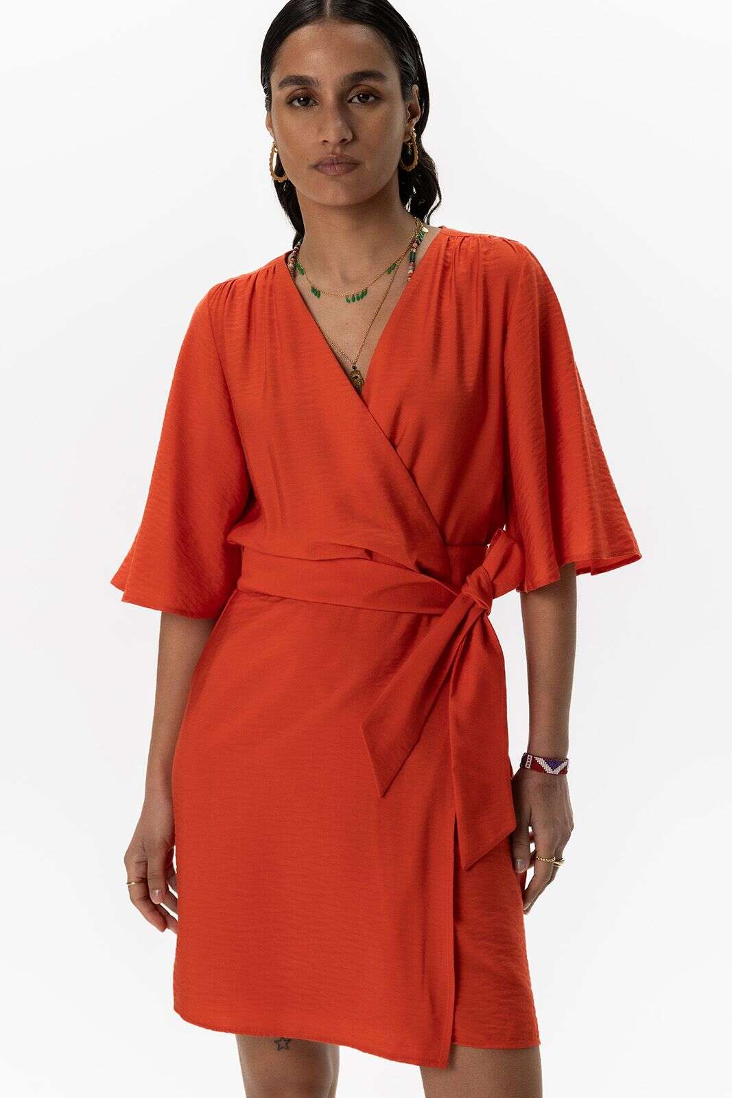 Warm oranje overslagjurk met fladdermouwen