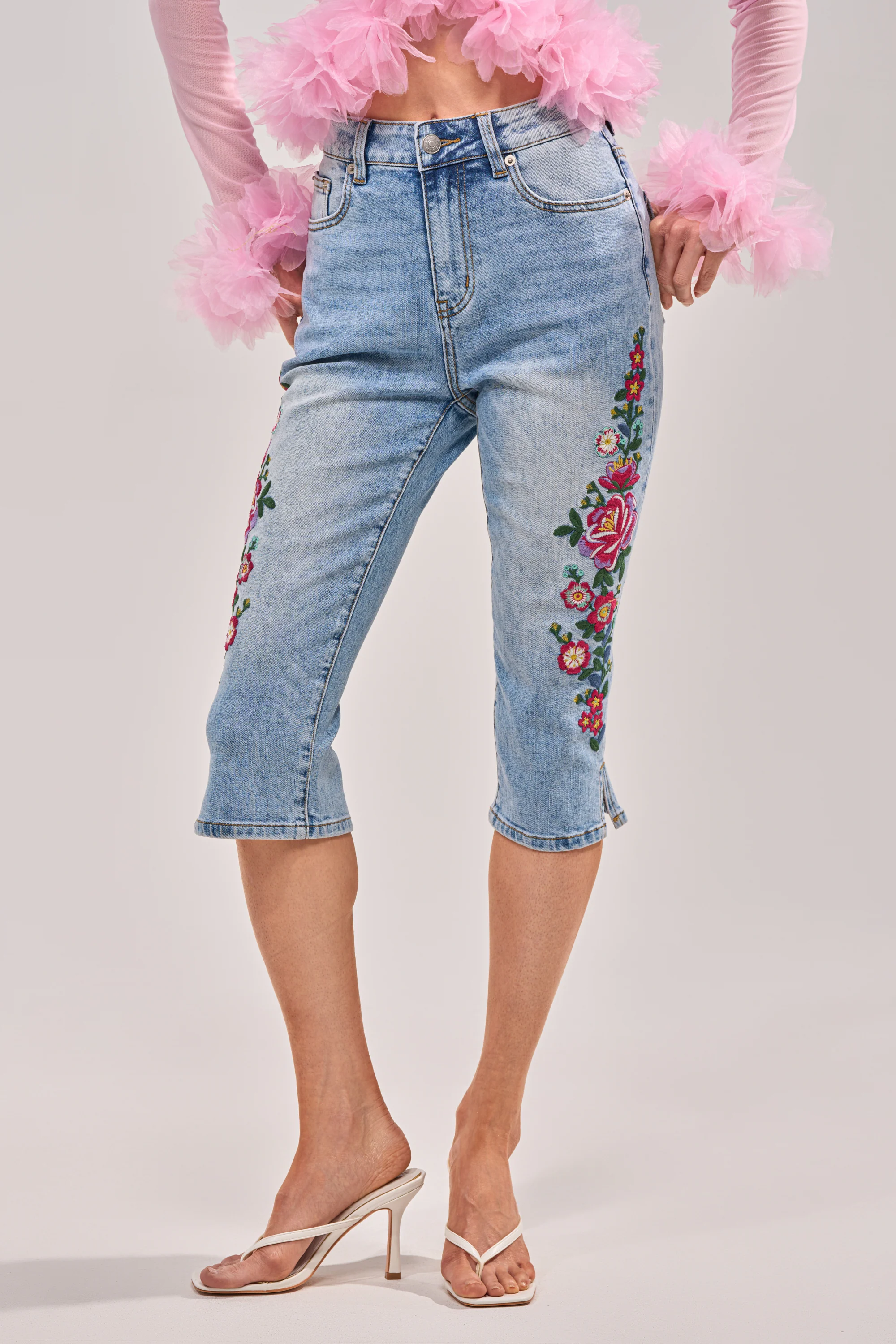 GIVE ME FLOWERS FLORAL CAPRI - Akira Store